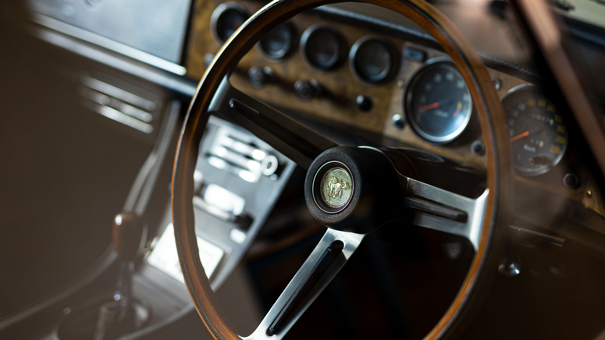 【エントランスホール】展示されている旧車は、車内も見ることも出来ます！じっくりとご覧ください。