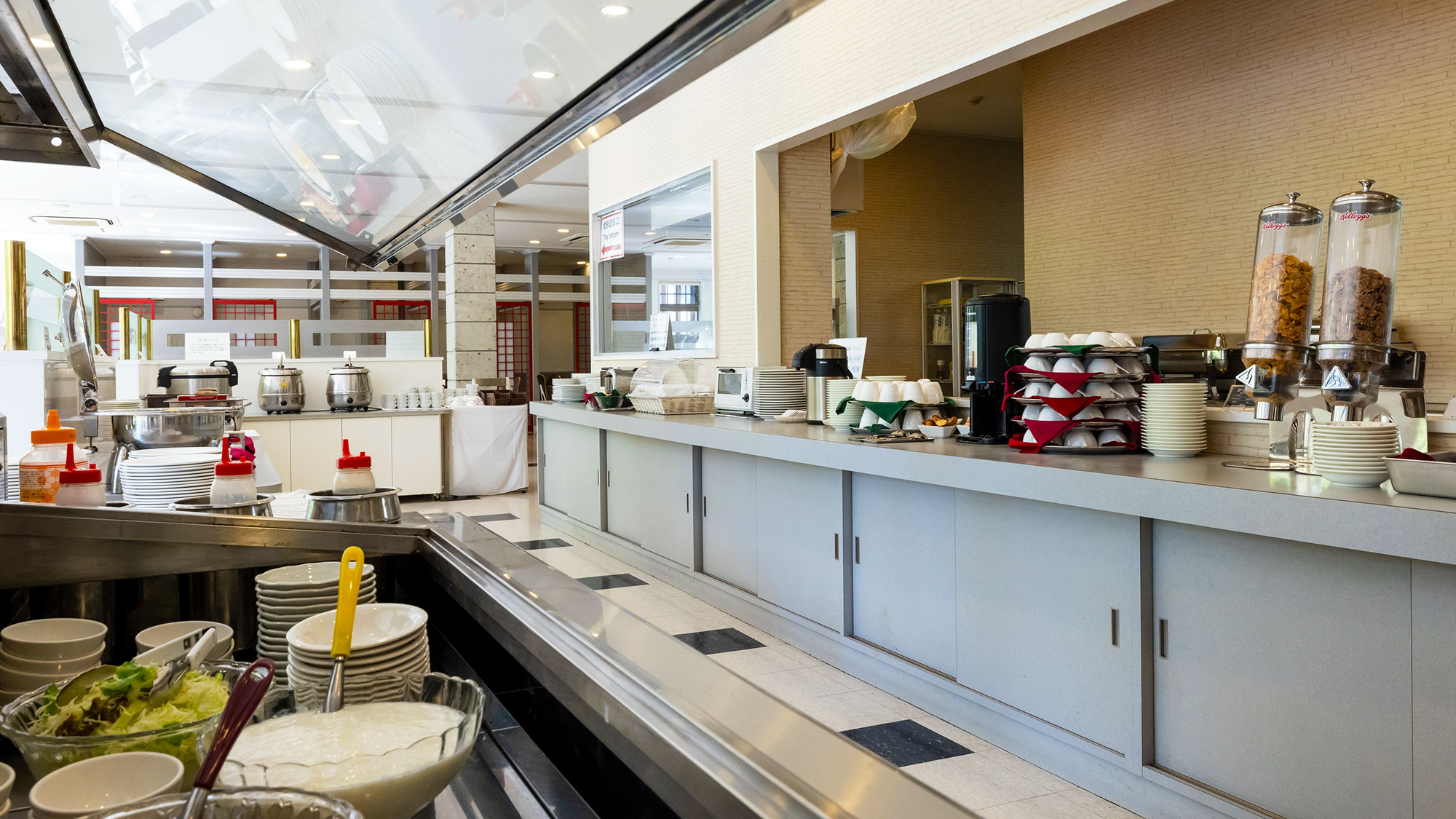 【朝食】特製野菜カレーやパン、シリアル、本日のスープ、サラダ、ヨーグルトなどがございます。