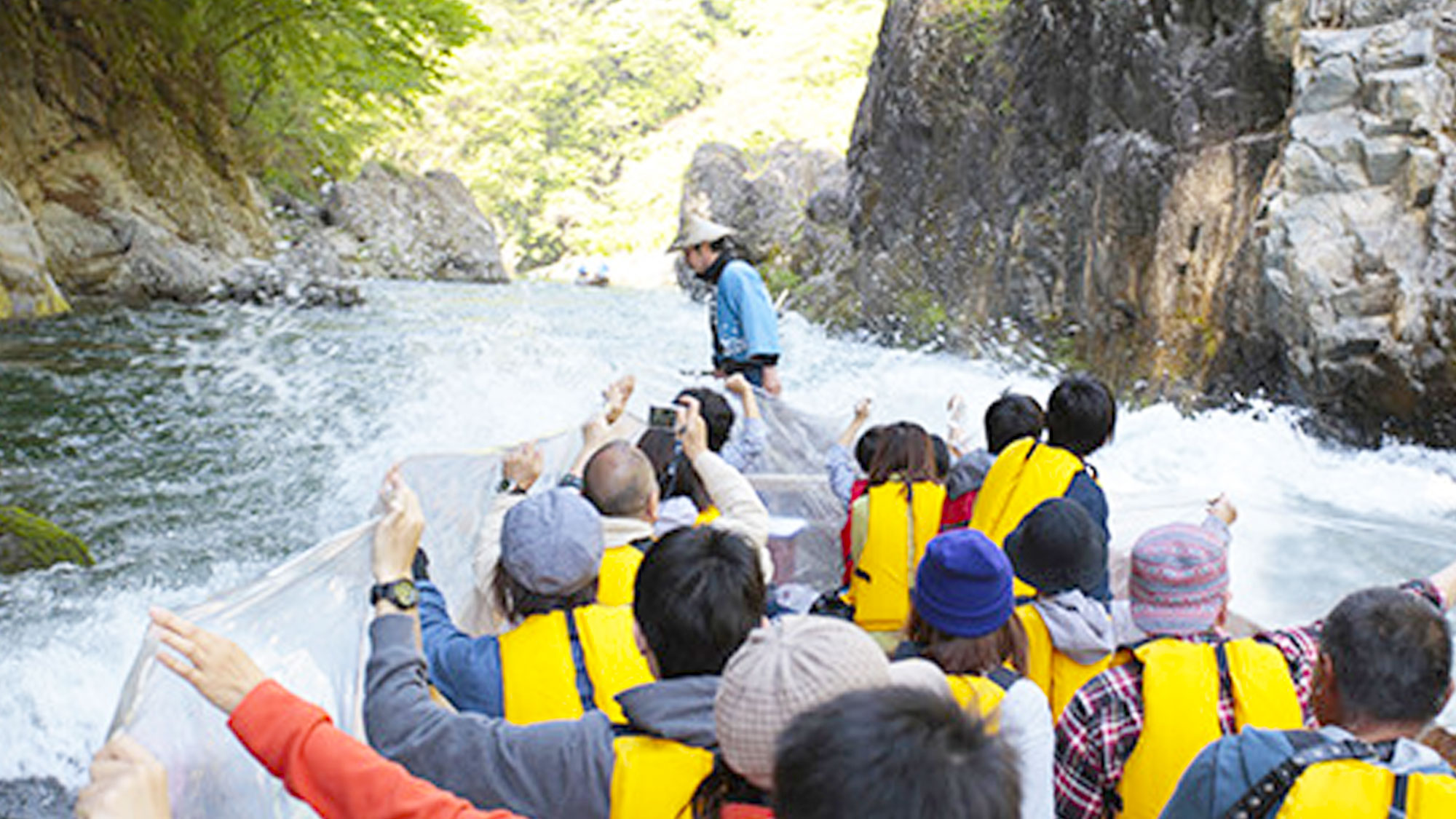 【鬼怒川ライン下り】大自然が創造した渓谷美の極みとして名高い鬼怒川の名物。当施設からお車で約27分。