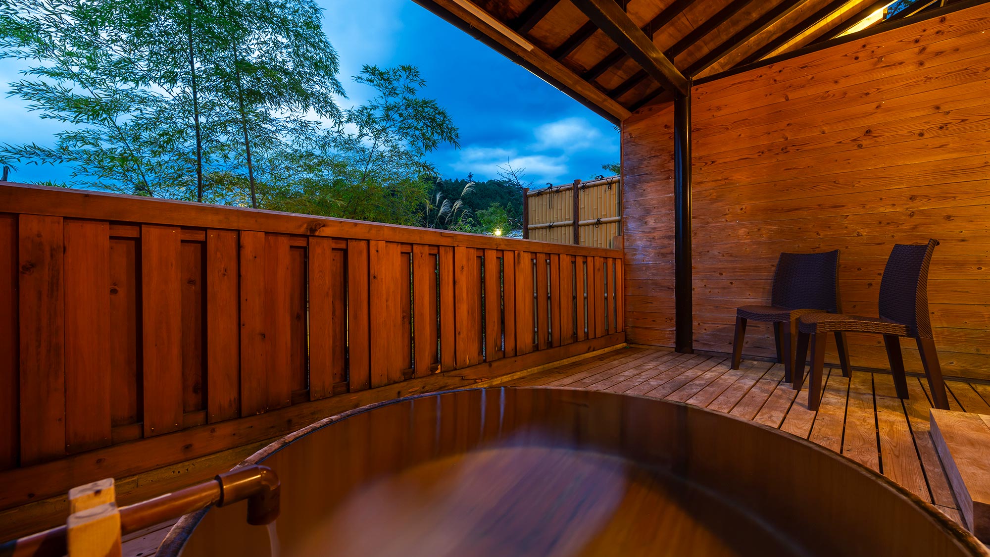 【貸切露天風呂／星空の湯】プライベートな空間で温泉を満喫できる贅沢な時間をお過ごしください。