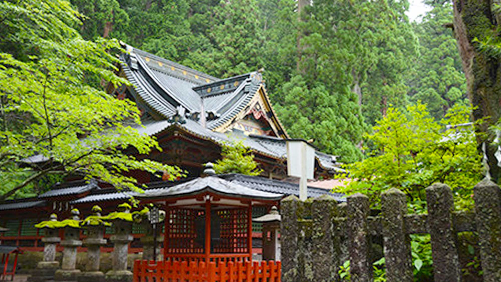 【日光二荒山神社】神橋や日光連山8峰、華厳滝、いろは坂などを境内に含む神社。当施設からお車で約8分。