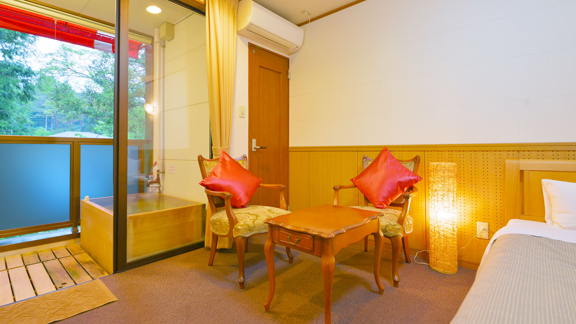 【洋室ツインルーム】いつでも好きな時に好きなだけ自家源泉の露天風呂をお楽しみいただけます。