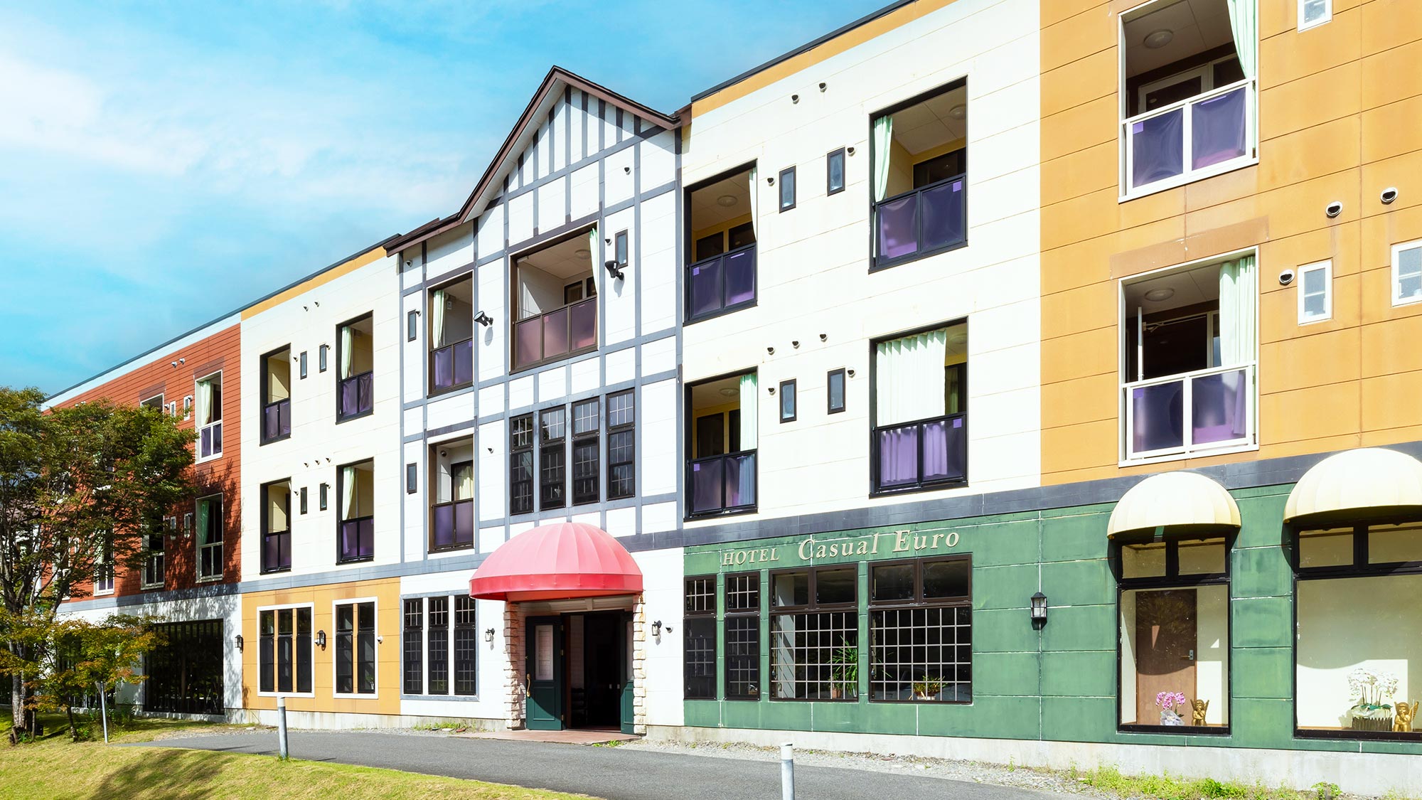 【外観】JR日光駅・東武日光駅から車で約5分。異国情緒あふれるカラフルな外観が目を引きます。