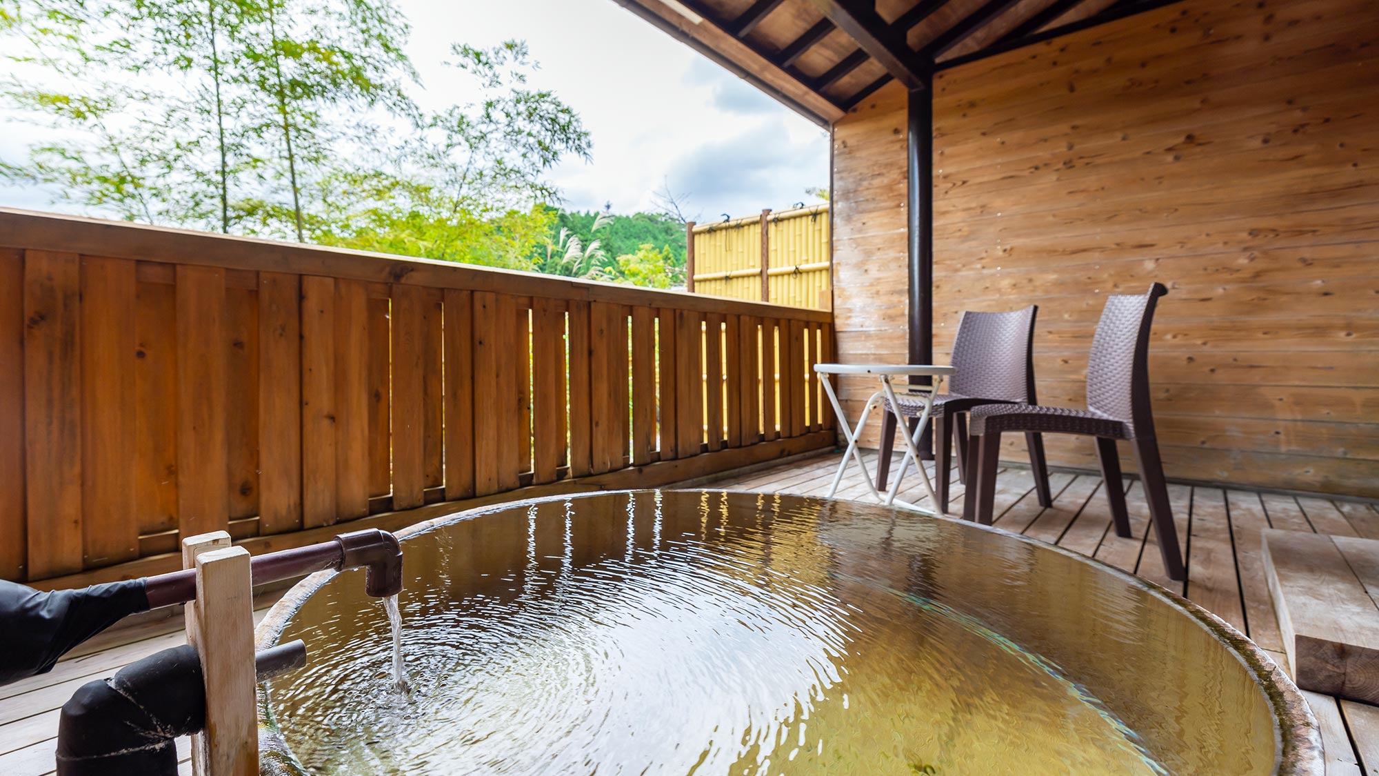 【貸切露天風呂／星空の湯】露天、テラス、シャワー室、脱衣所が付いた貸切風呂＜眠り猫の湯＞完全予約制。