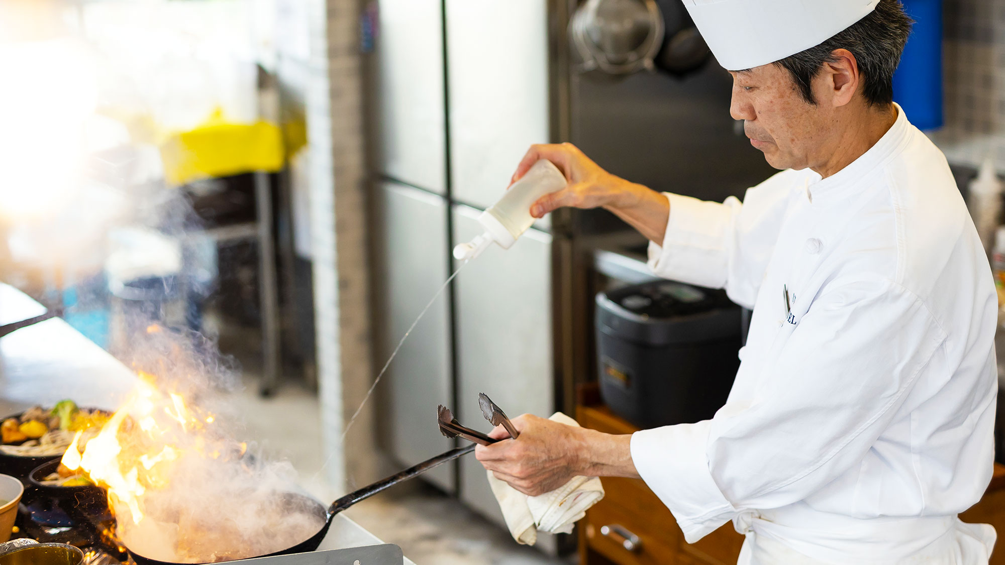 【ザ・ステーキテラス】お肉料理には欠かせないフランベ。迫力があります。
