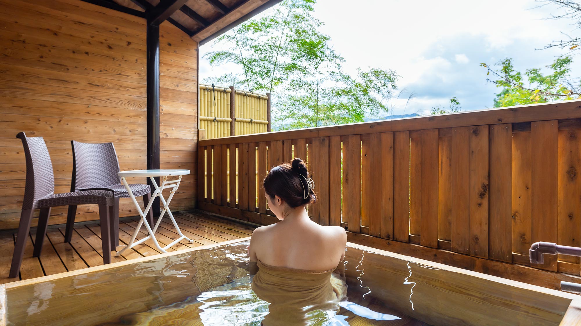 【貸切露天風呂／星空の湯】露天、テラス、シャワー室、脱衣所が付いた貸切風呂＜三猿の湯＞完全予約制。