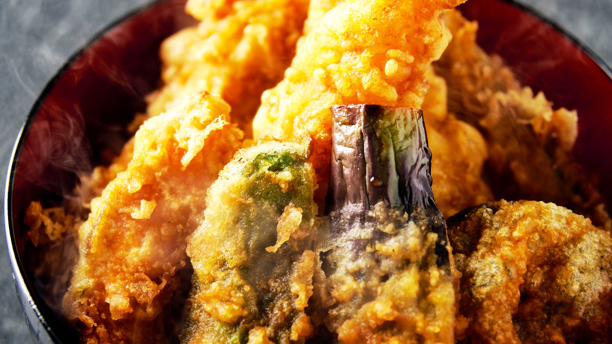 【うどん・そば・天丼 きりふり】サクサク衣の天丼。旨味が詰まった天ぷらとご飯の相性が抜群！