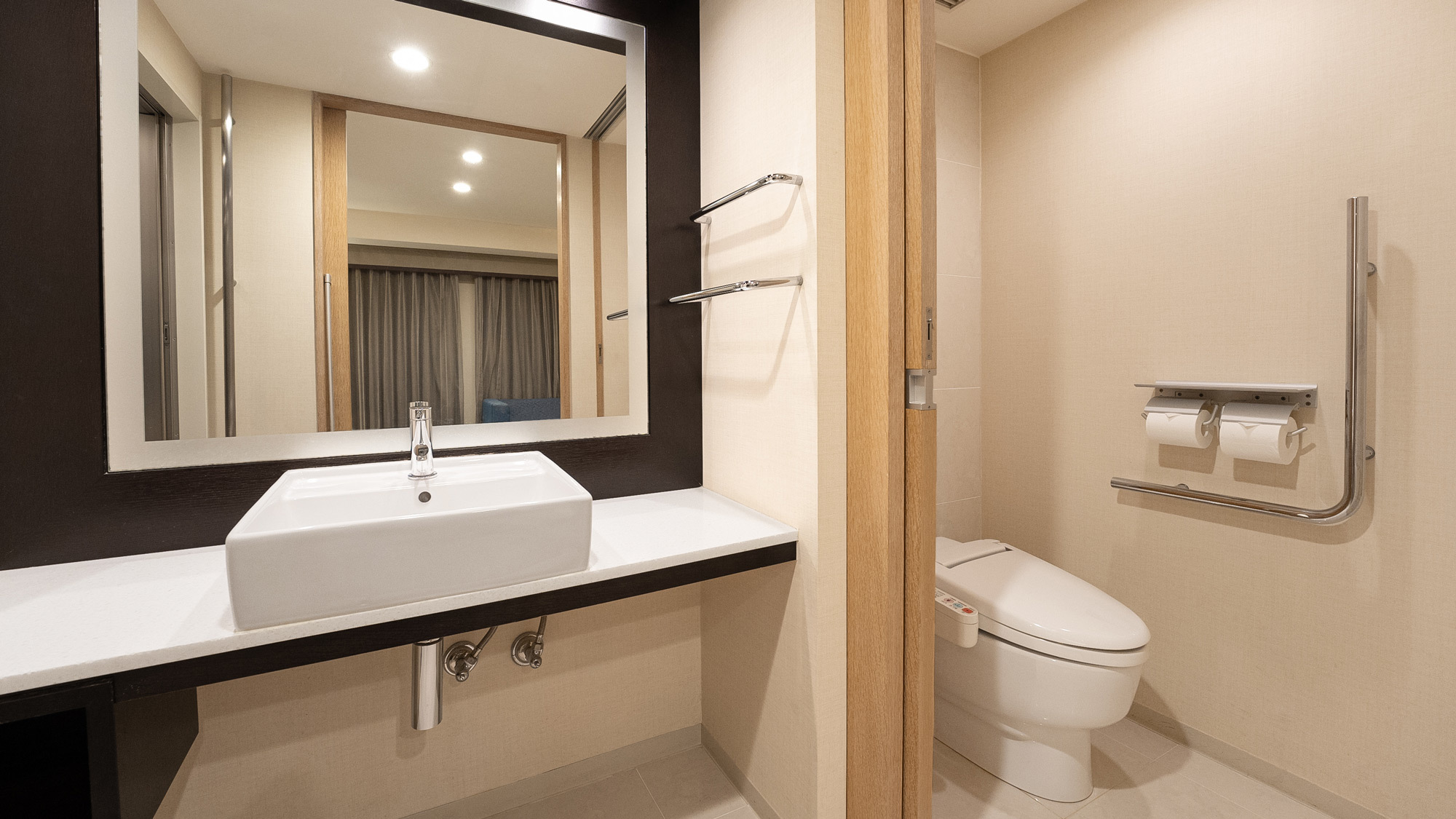 ユニバーサルツインルーム(洗面台・トイレ)