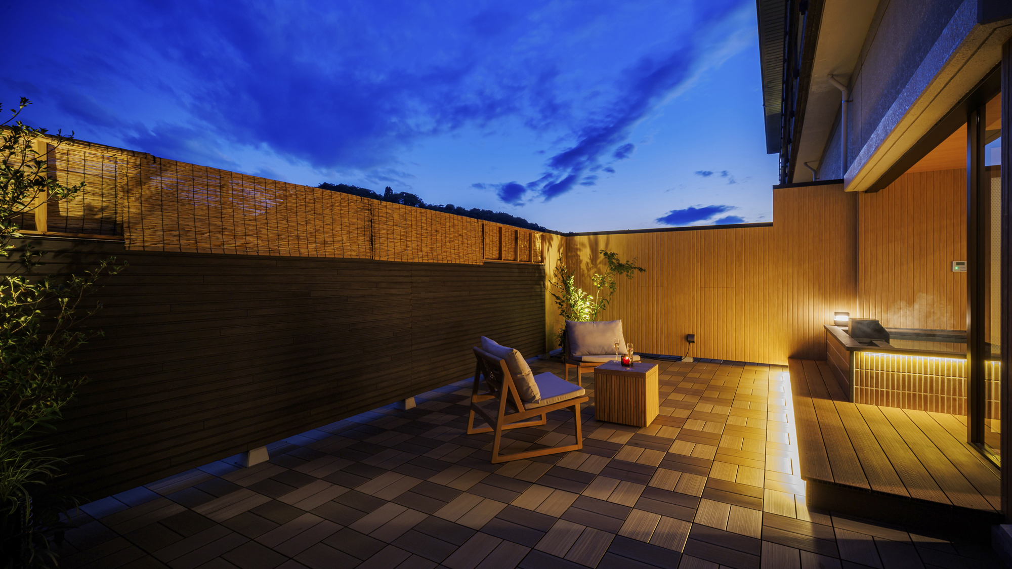 広々としたテラスに出て、静かに深呼吸。 夜空に輝く星々、柔らかな月明かりに照らされた天童の景色