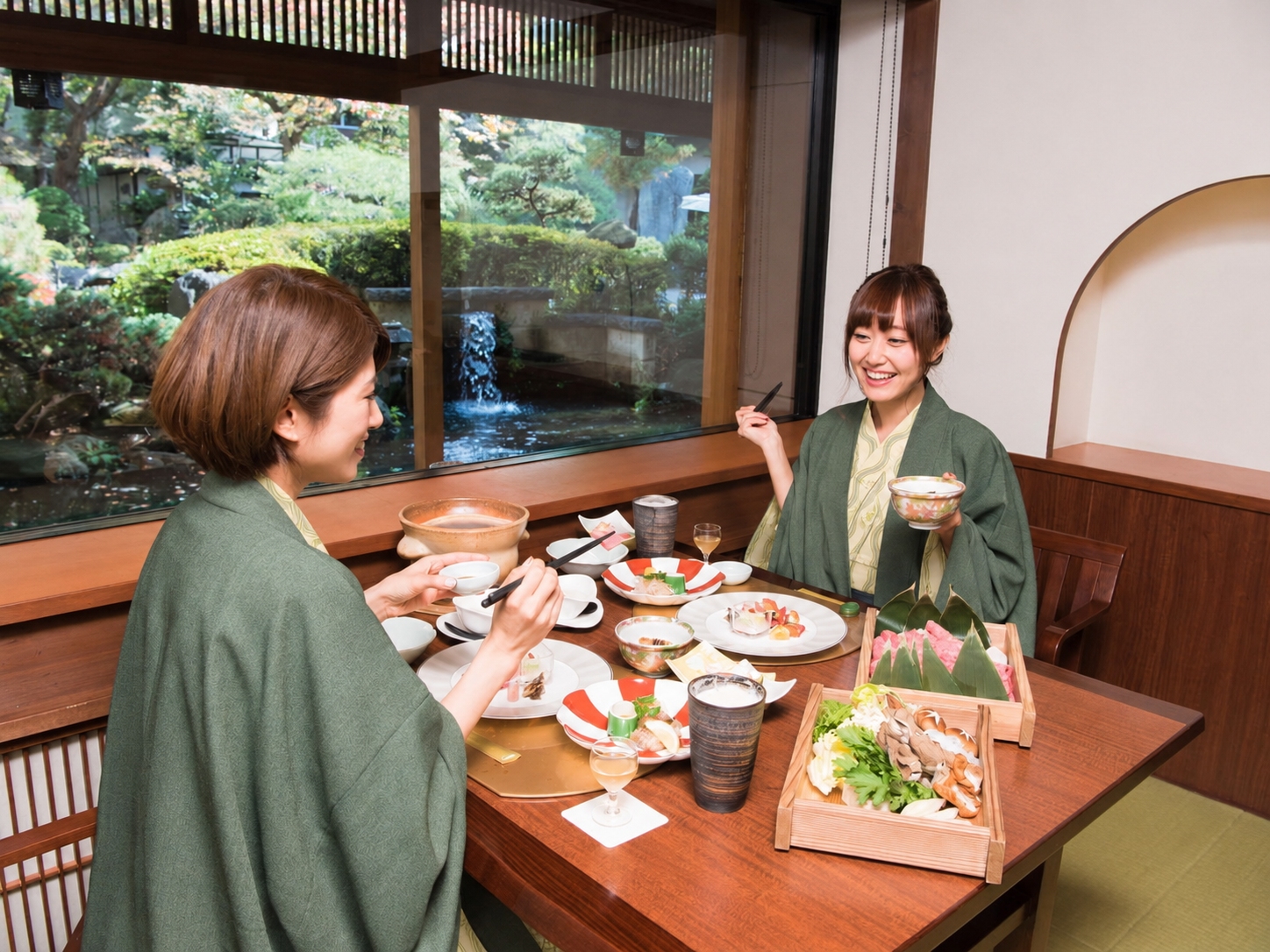 落ち着いた個室会食場で、周りを気にせずゆったりと。大切な方との語らいを楽しみながら、季節の恵みを盛り込んだ会席料理をご堪能ください。