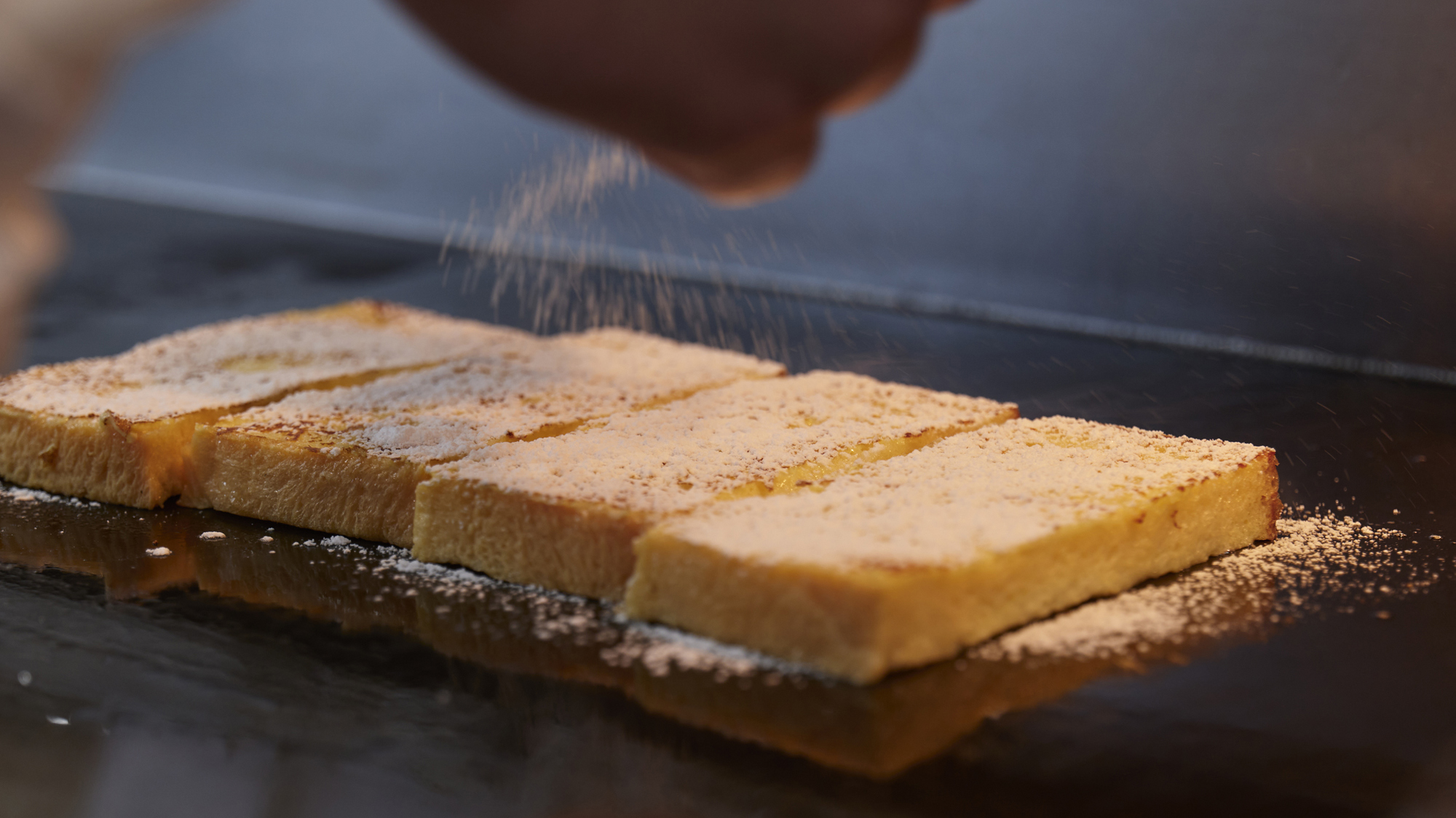 洋食調理人が焼き上げる、フレンチトースト。