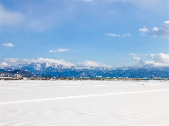 冬：山形の雪原