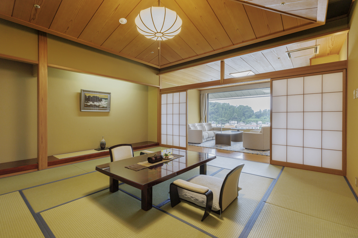 天童木工のソファセットが配された広い広縁で、ゆったりとした時間をお楽しみいただけます。