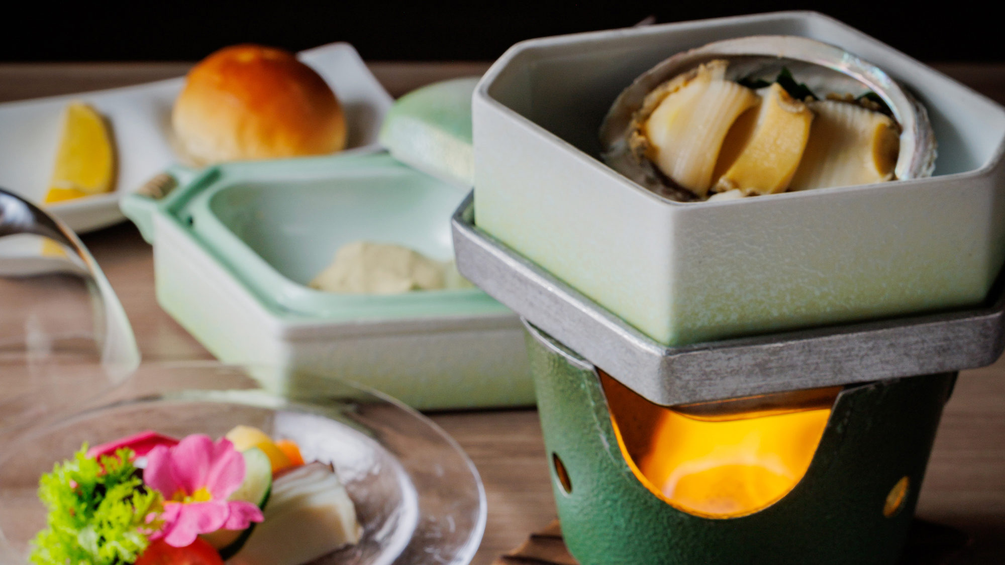 やわらかく蒸し上げたあわびに、オリジナル肝ソースを絡めて。