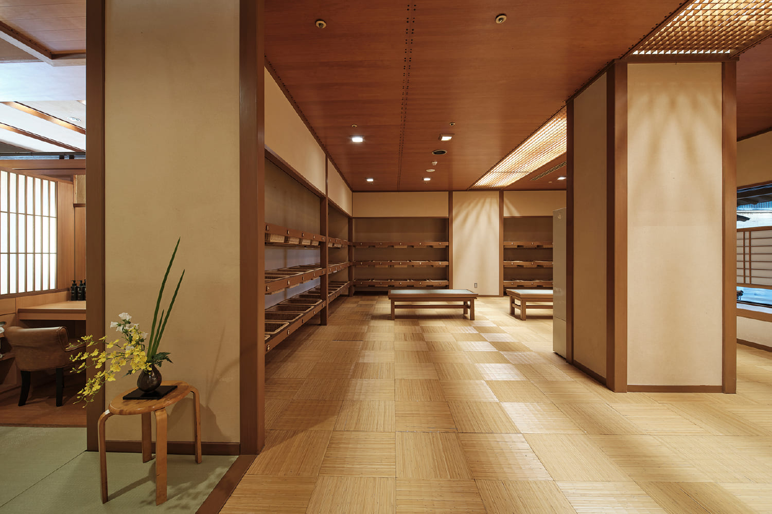 開放的な男湯の脱衣所