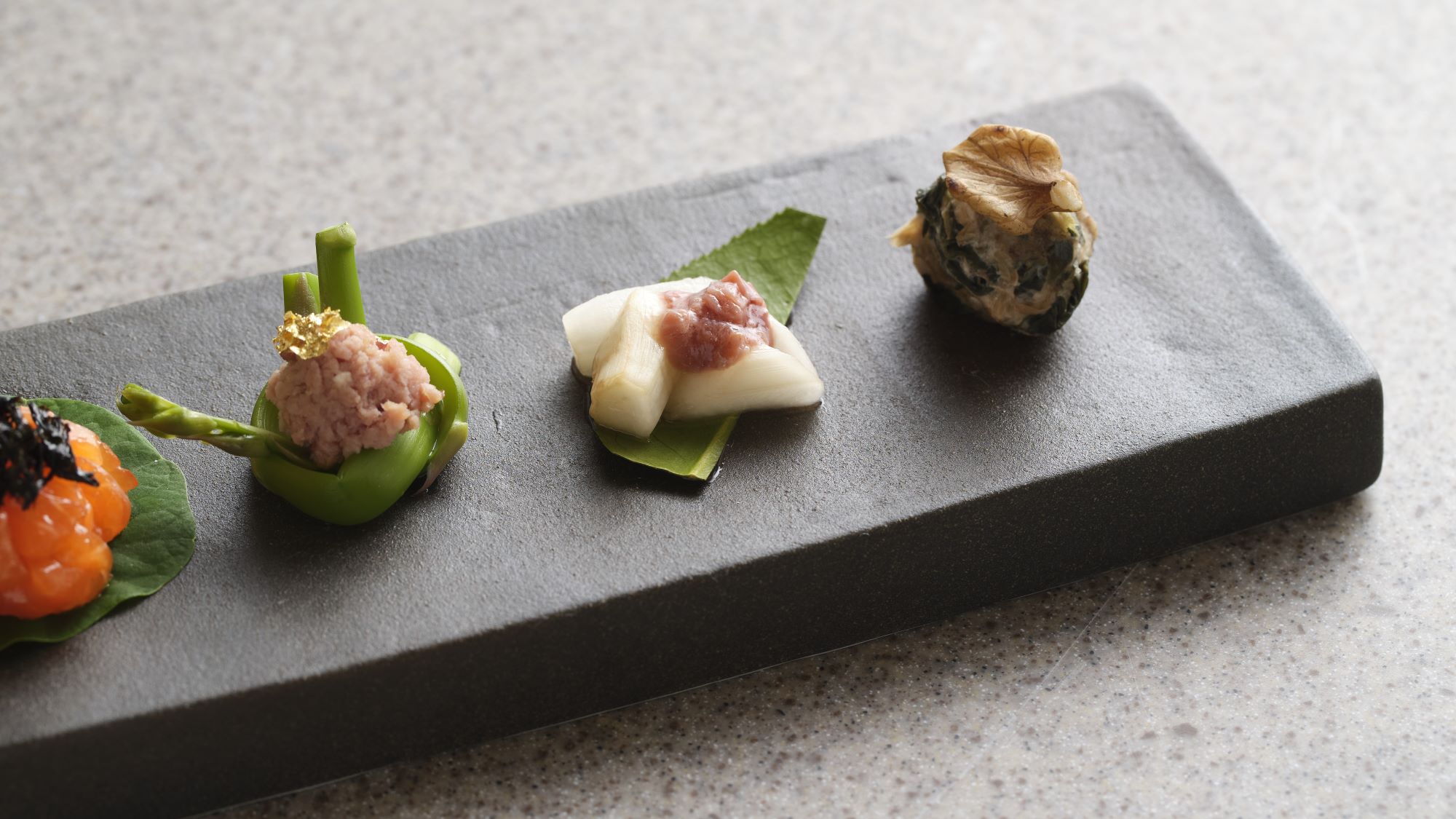 季節の恵みを少しずつ盛り込んだ前菜。 