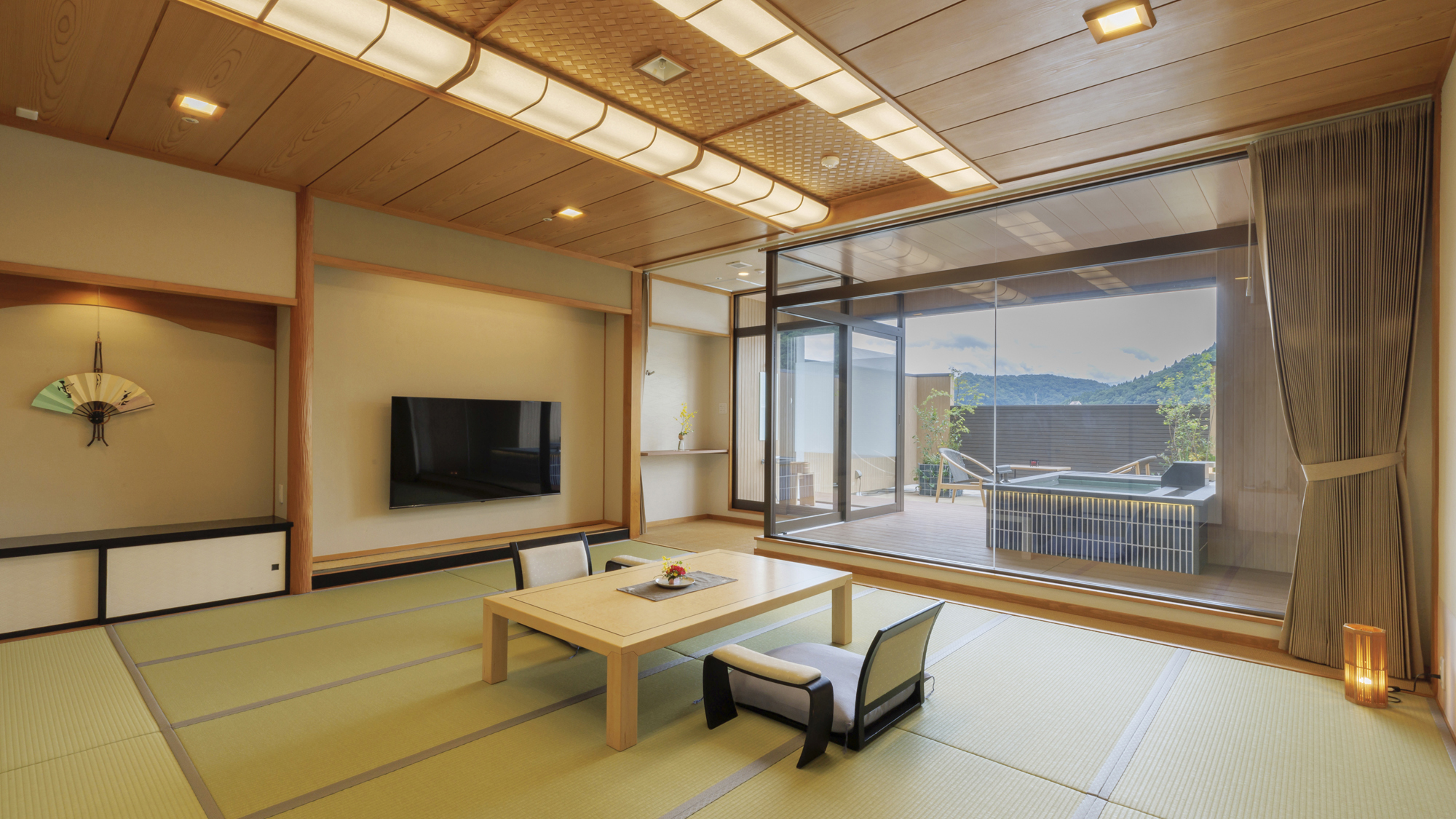 室内からテラスへ出ると、天童の象徴「舞鶴山」が広がり、心を静める美しい景色が目の前に広がります。