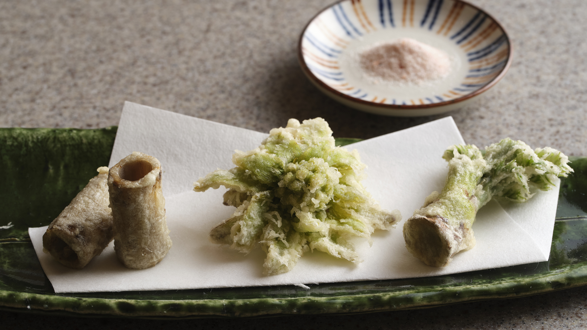 山里の旬を味わう。サクッと広がる、山菜の香りと旨み。