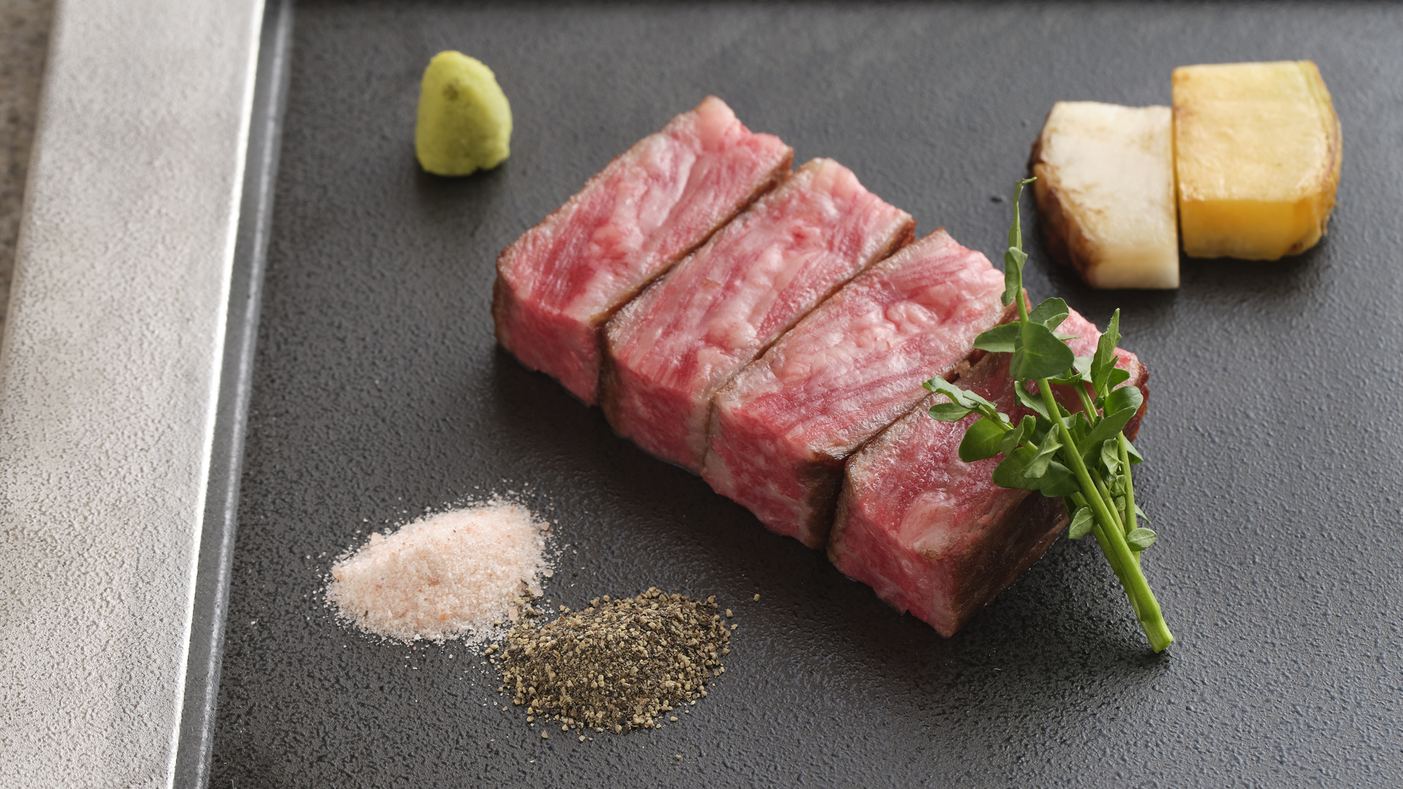 とろける旨み、山形牛の極上ステーキ。ひと口で広がる贅沢な時間。