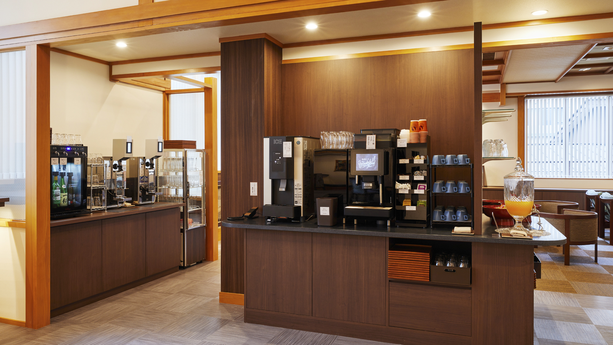 静かな時が流れるクラブラウンジ。天童木工の美しい家具に身を委ね、旅の疲れを癒しながら、心穏やかな