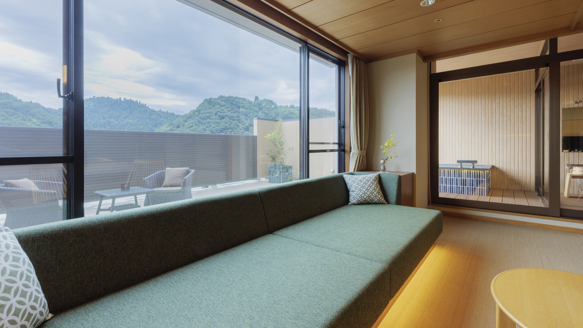 広さ30㎡のルーフトップテラスと展望露天風呂を備えた特別な空間。 本シリーズで最も高いグレードを誇る