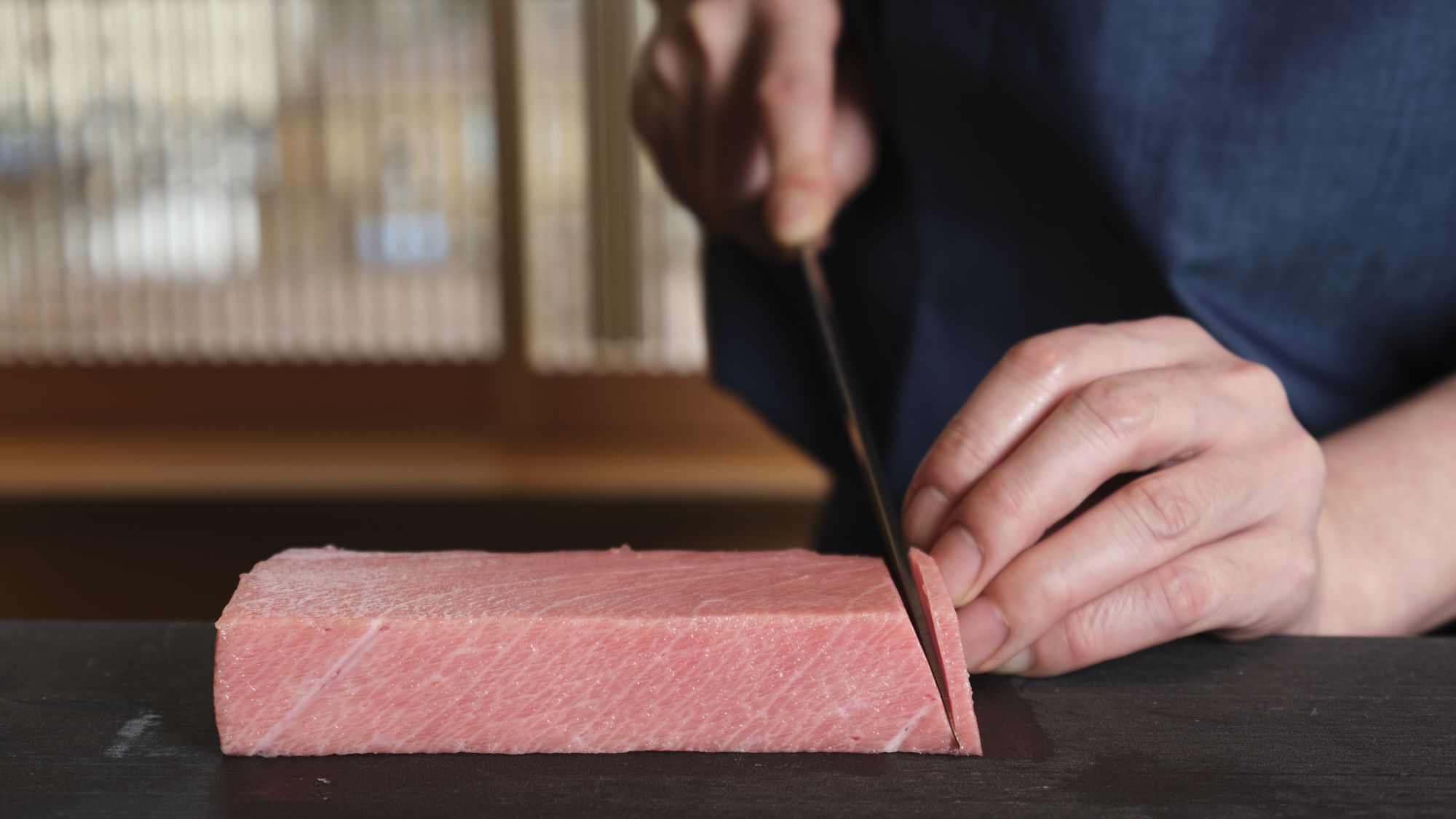 和食調理人が静かに包丁を入れる瞬間。