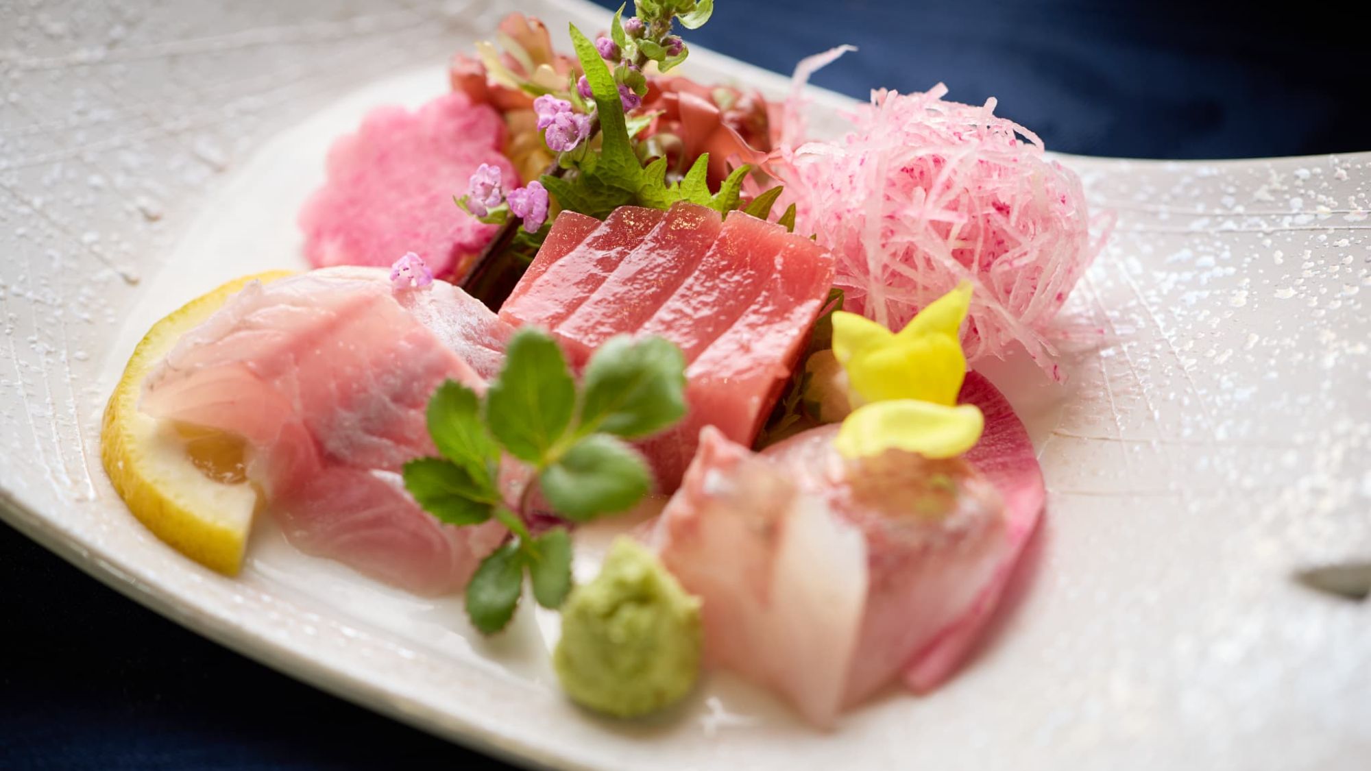 【夕食｜お造り盛り合わせ】伊豆ならではの鮮度を堪能。魚介本来の甘みが際立つ、会席の主役級の一皿。