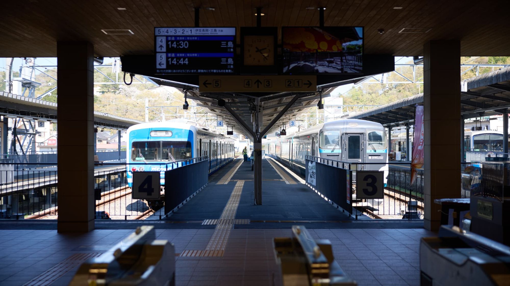 【周辺スポット｜修善寺駅】どこか懐かしい雰囲気が残る改札口。旅情を誘う、ローカル線の旅を楽しんで。