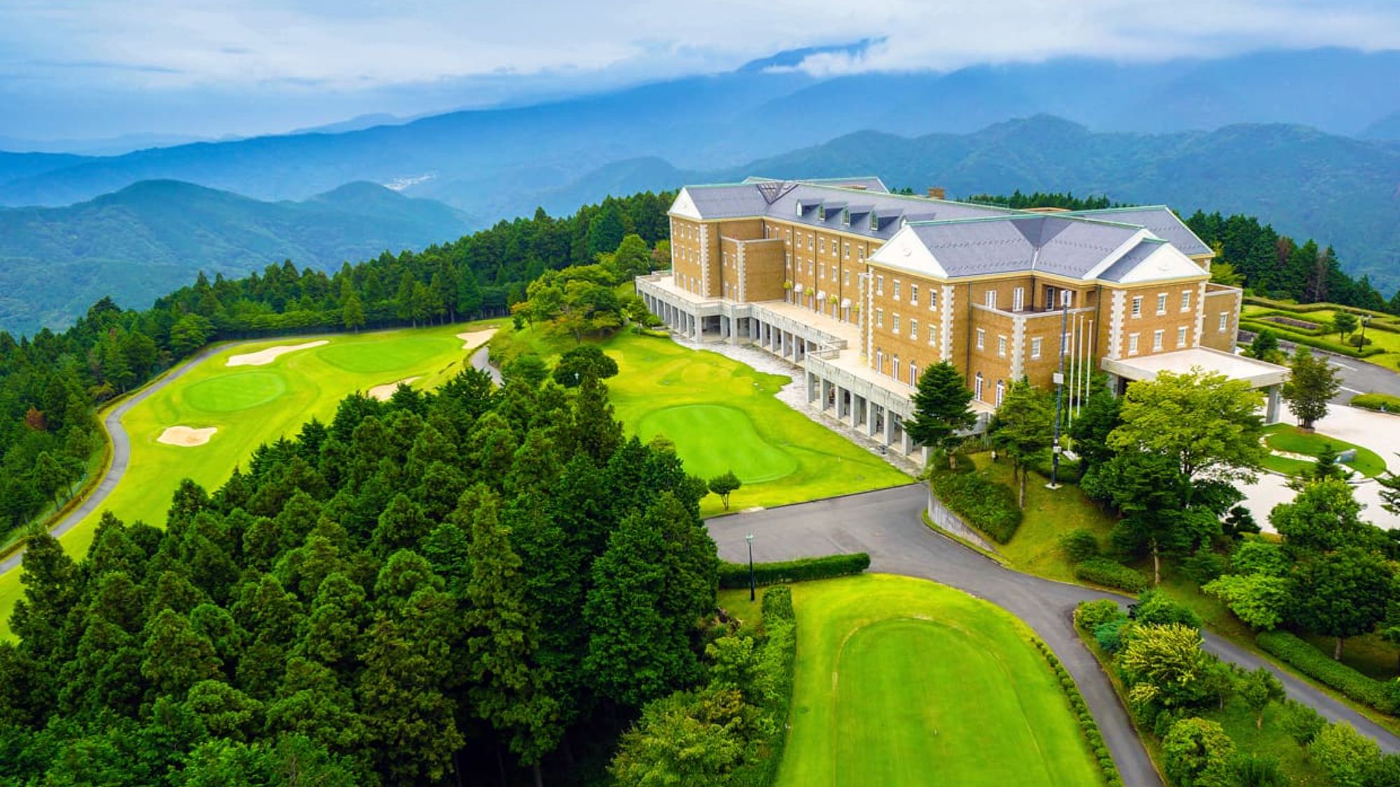【外観】どこまでも続く山々を一望する開放感。リゾートの醍醐味である壮大な景観とともに、優雅な休日を。