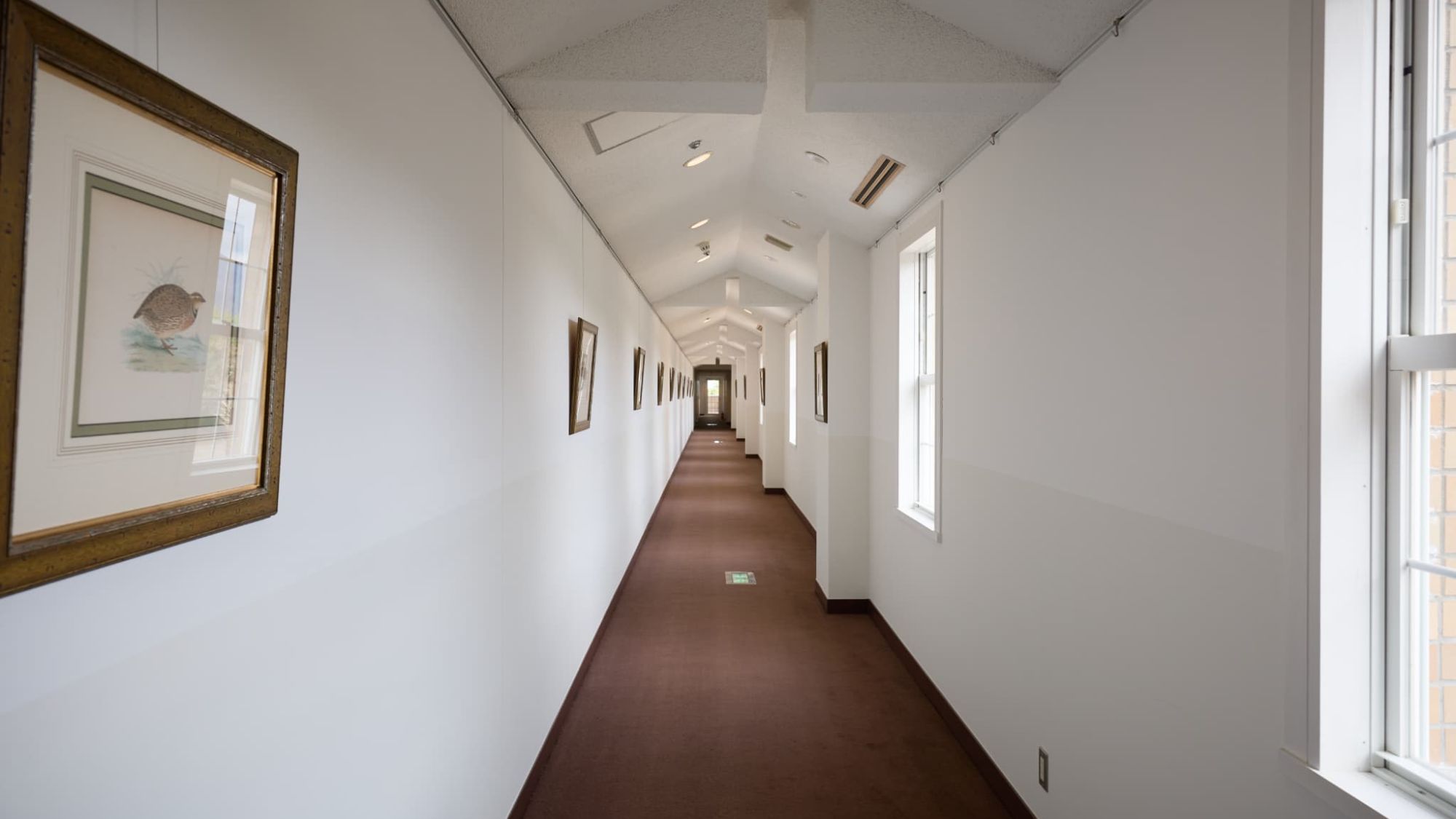 【館内】どこまでも続くような奥行きのある回廊。静寂に包まれた空間が、日常から離れた休息を約束します。