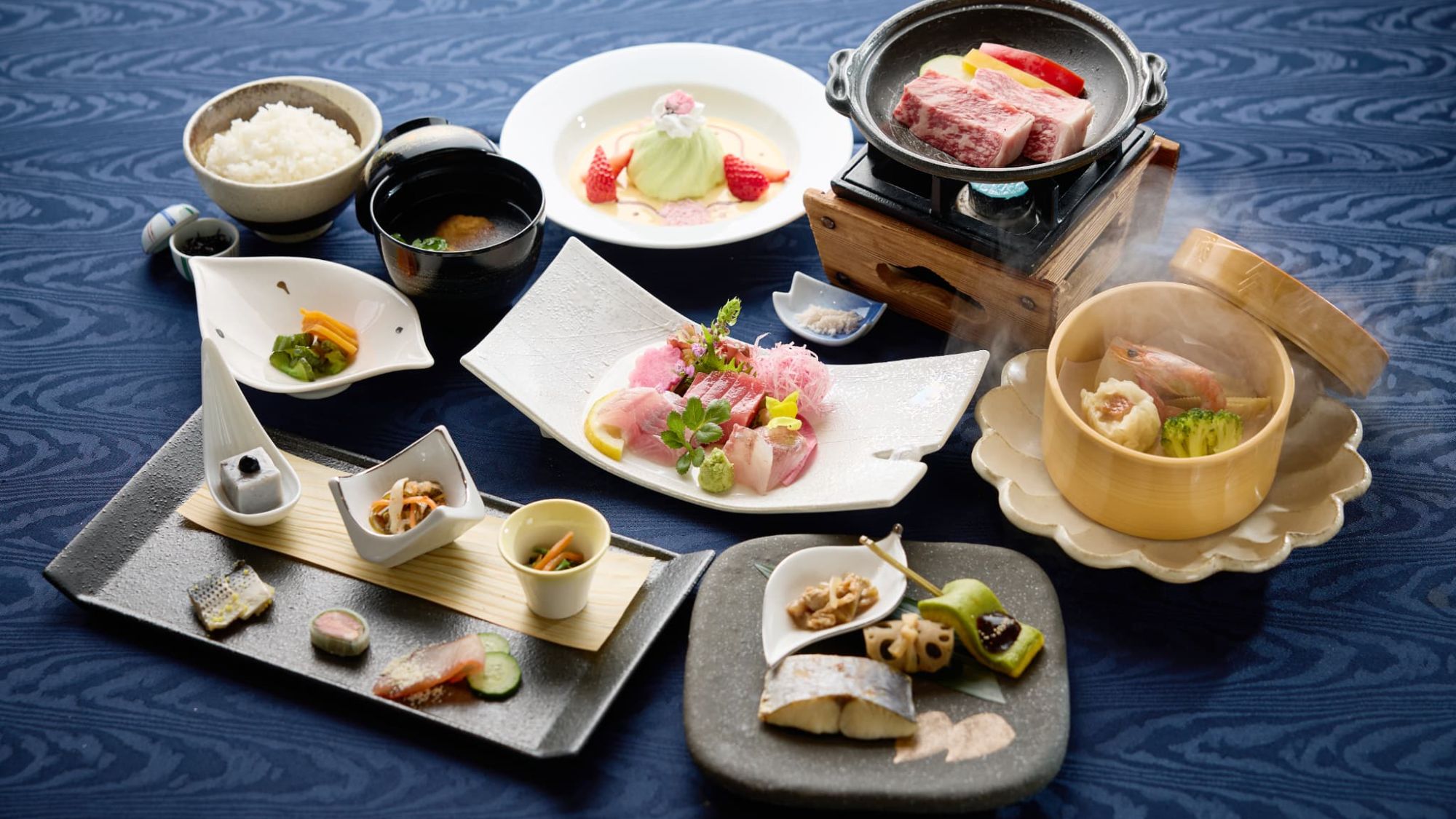 【夕食｜季節の本格和会席】一品ずつ提供される喜び。旅の夜を華やかに彩る、心満たされる夕食を。