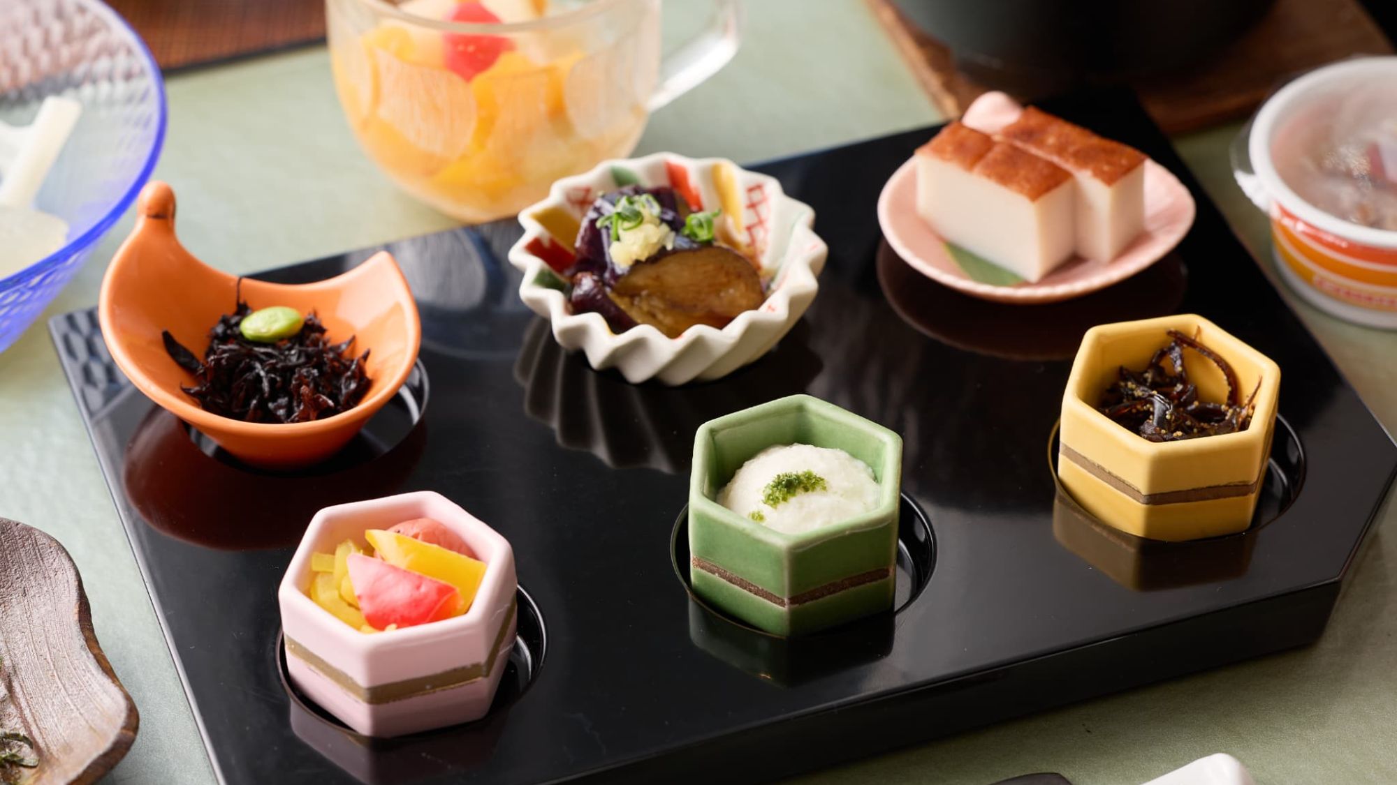 【朝食｜彩り小鉢】目でも楽しめる華やかな盛り付け。少しずつ多彩な味を楽しめるのが定食の醍醐味。