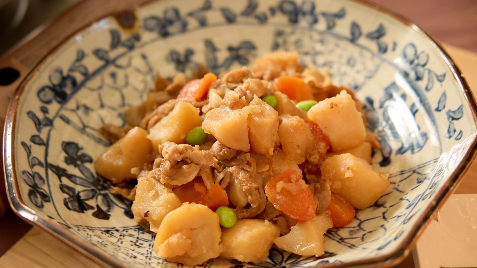 【朝食｜肉じゃが】たっぷり具材の旨みが溶け出す。どこか懐かしい家庭的な味わい。