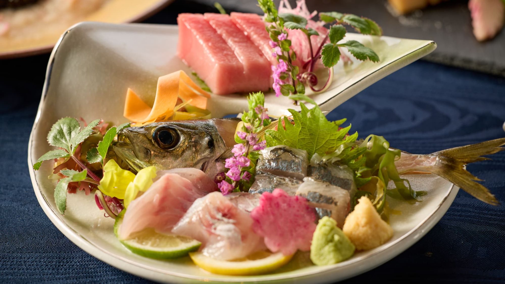 【夕食｜旬のお造り】見た目にも美しい一皿。季節ごとに変わる厳選された海の恵みを。