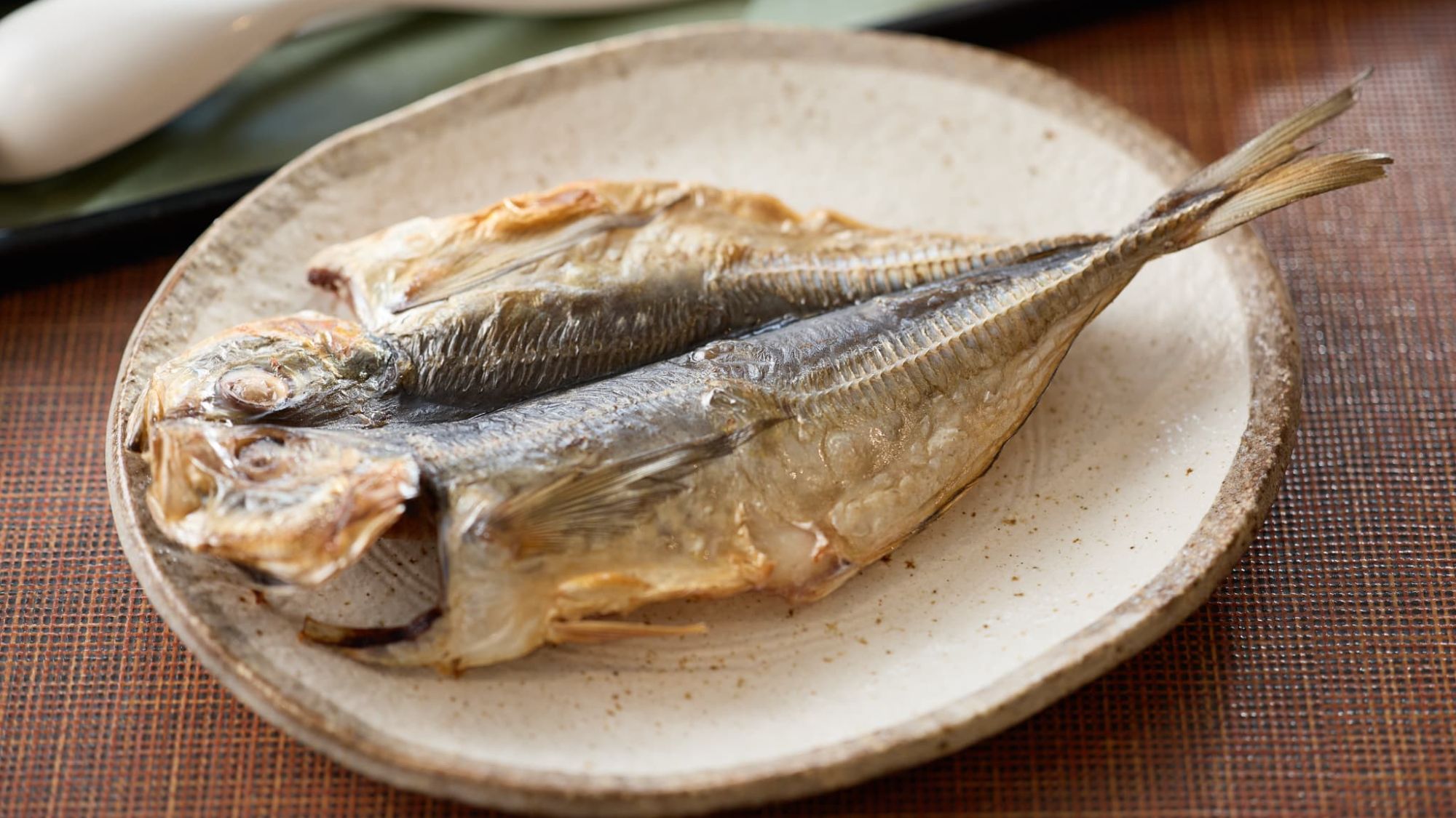 【朝食｜香ばしい焼き魚】皮目はパリッと、身はしっとり。和食セットの主役にふさわしい、厳選された一皿。