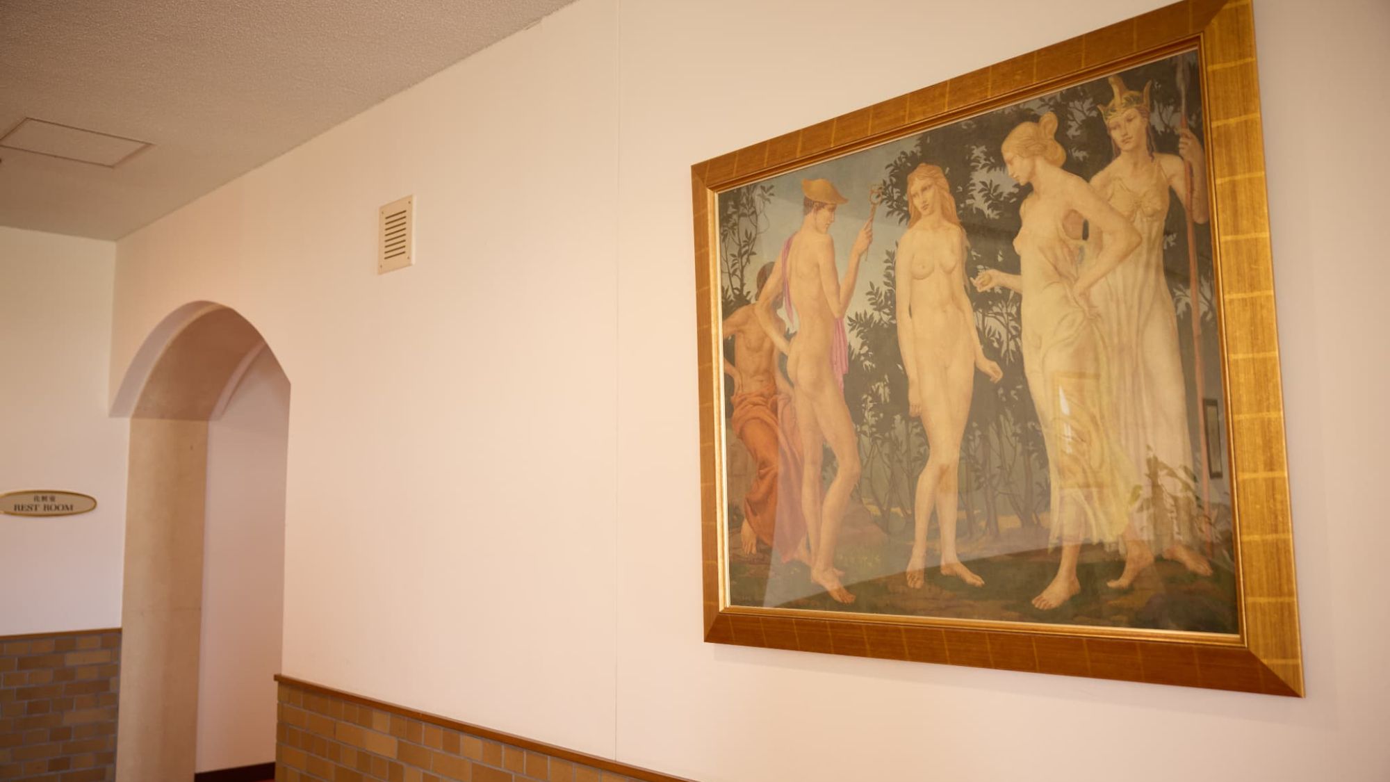 【館内｜アートのある暮らし】何気ない移動の時間も心豊かに。名画が彩る静かな空間で、上質なホテルの薫り