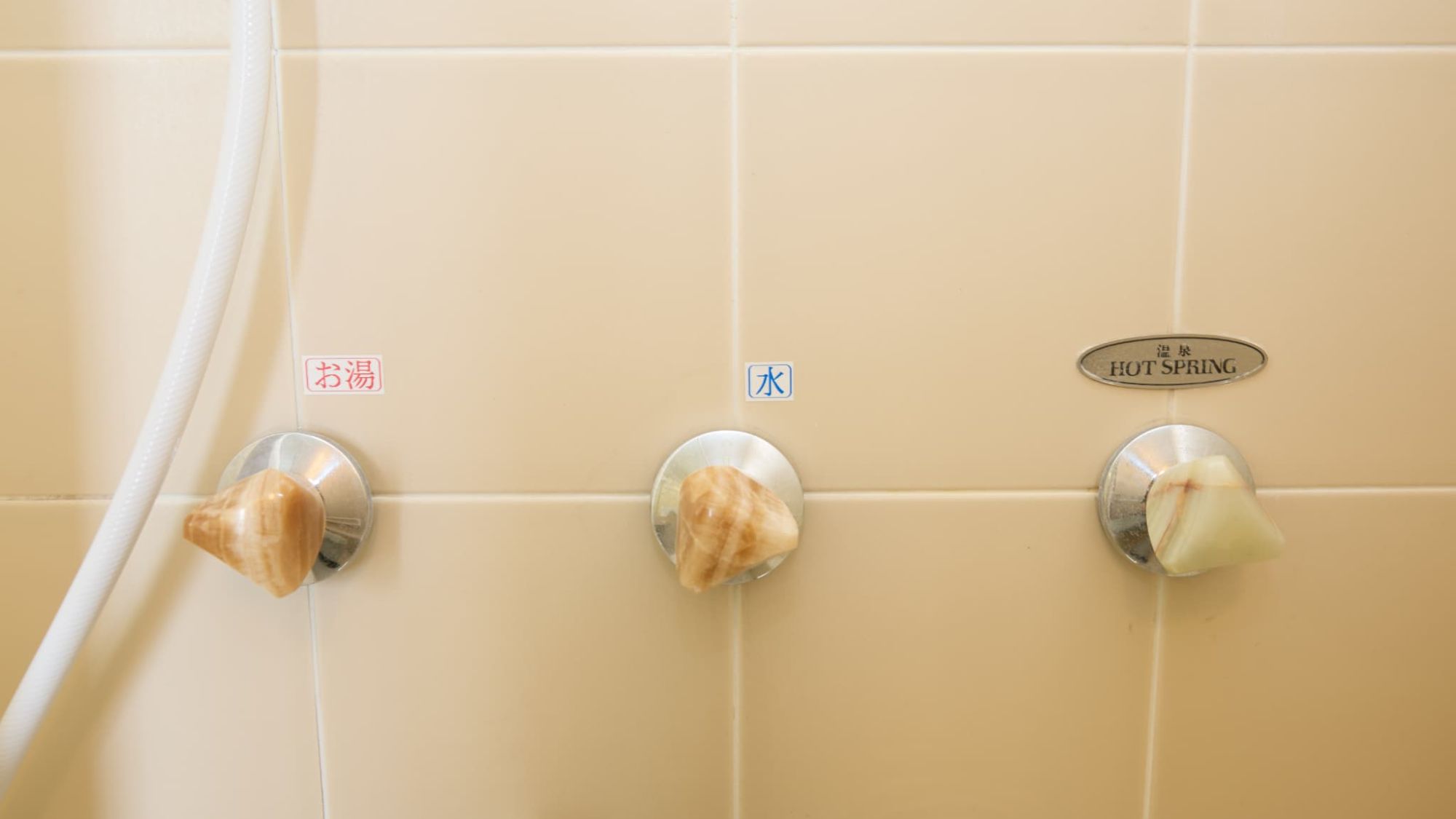 【客室風呂】自慢の源泉もお部屋（ユニットバス）に引いております