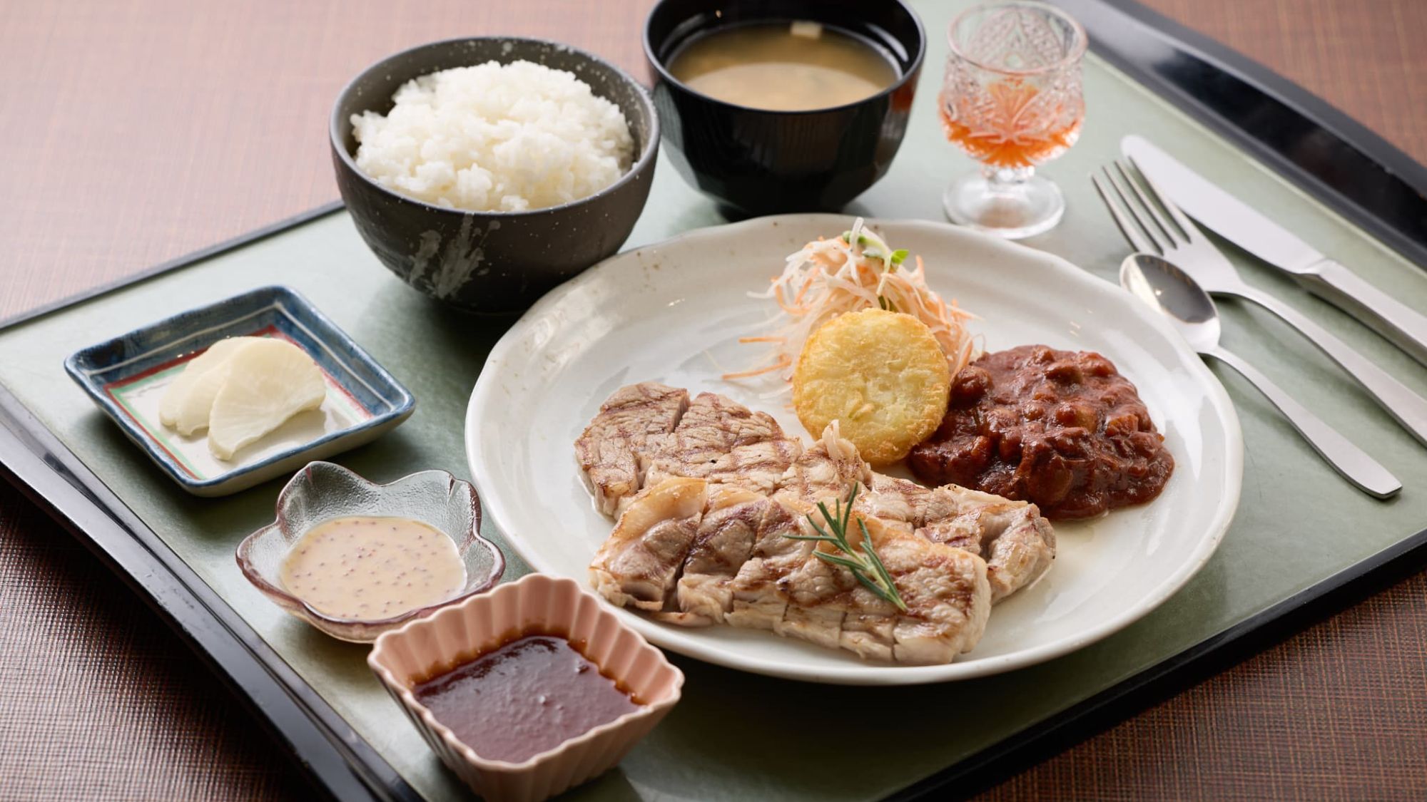 【ランチ｜人気No.1ポークステーキ】溢れる肉汁と旨み。ホテル自慢の贅沢な逸品を。