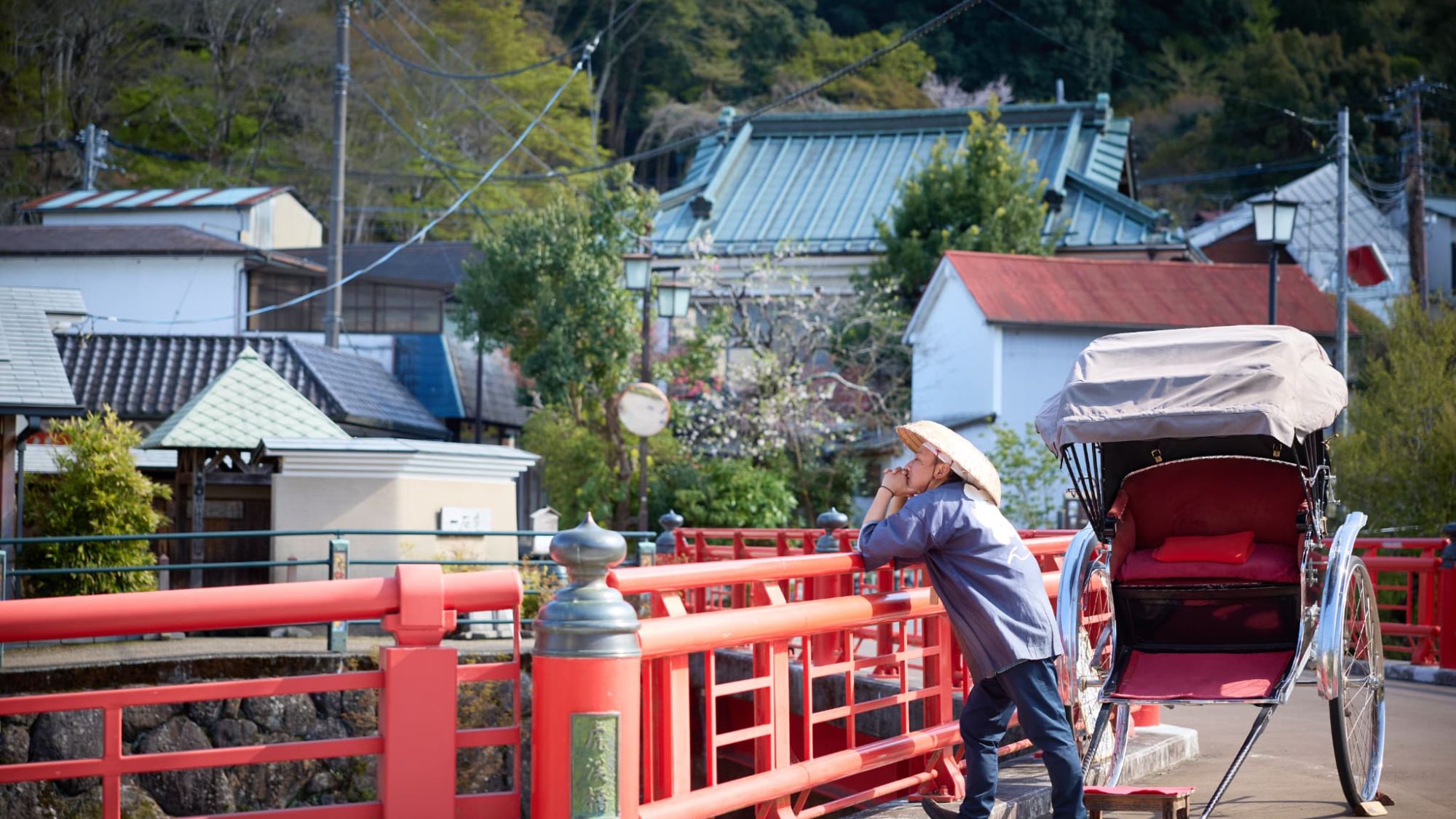 【周辺スポット｜修善寺】桂川に架かる鮮やかな赤い橋。人力車で巡る温泉街は、格別な情緒を味わえます。
