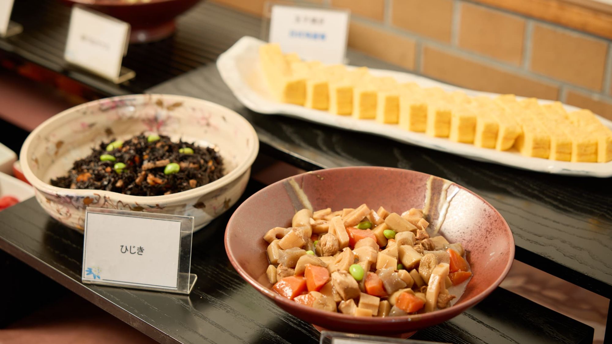 【朝食｜バイキング】色鮮やかなお惣菜。地元食材を活かした創作メニューも楽しめます。