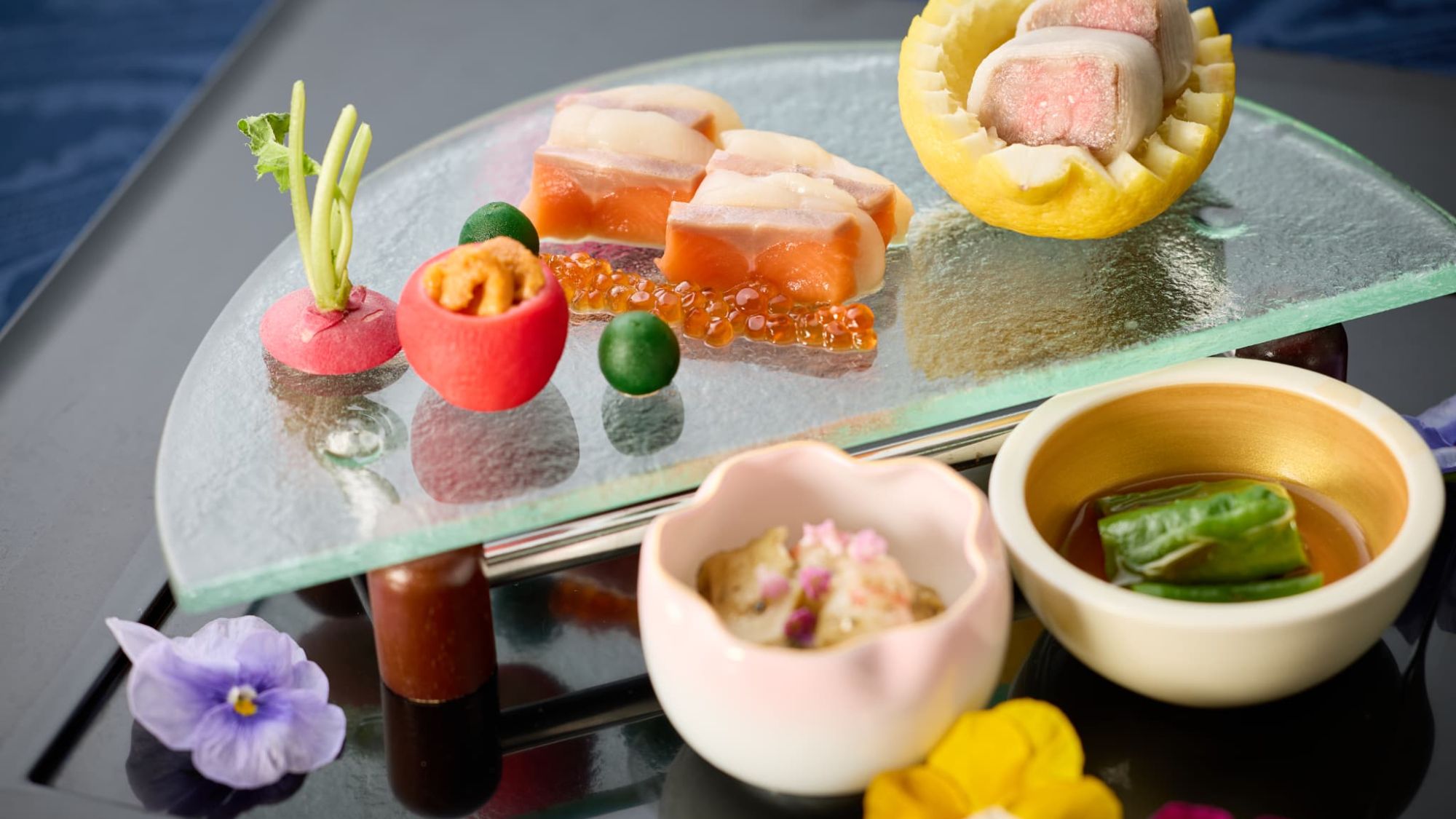 【夕食｜彩り前菜盛り】少しずつ多彩な味を。旬の食材を繊細な技術で仕上げた、華やかな一皿。
