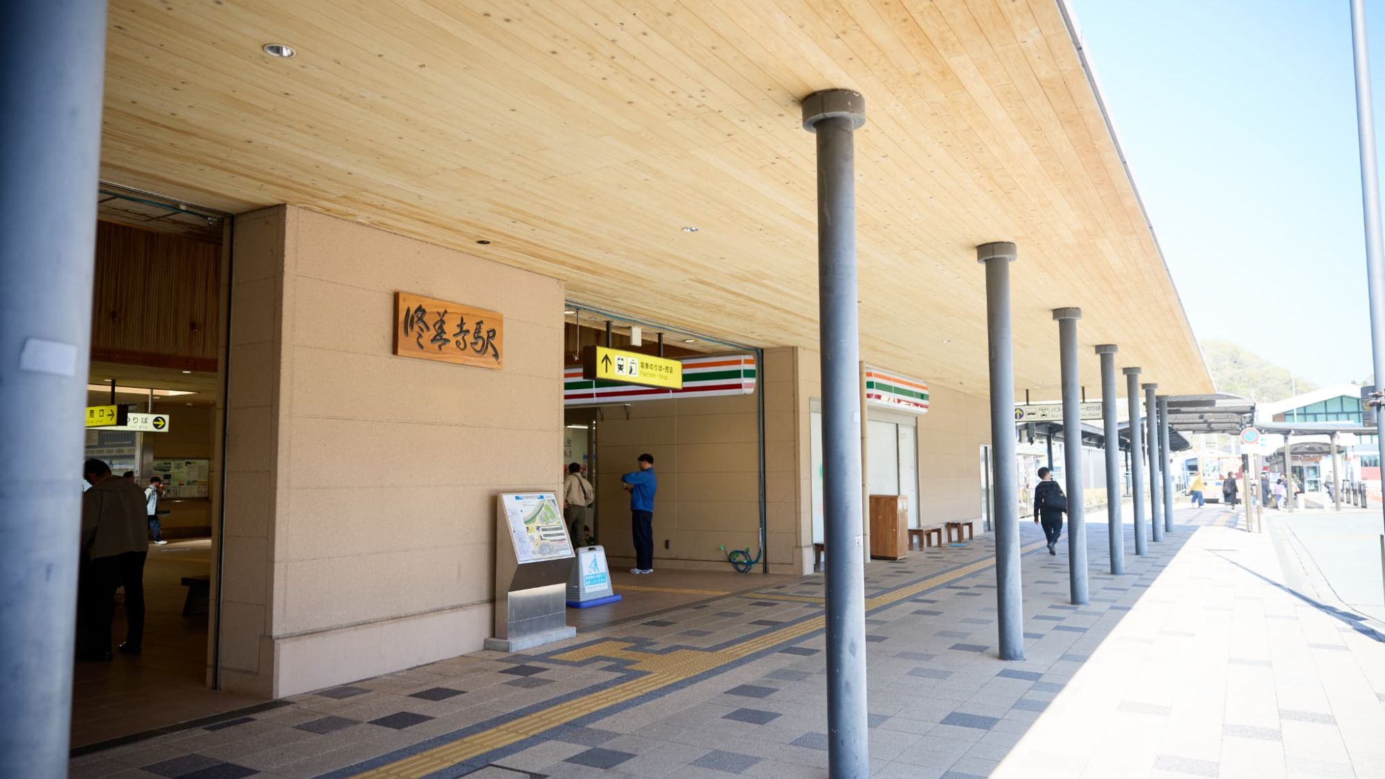 【周辺スポット｜修善寺駅】木目調の温かみのあるデザイン。お土産選びも楽しめる、充実した駅の施設。