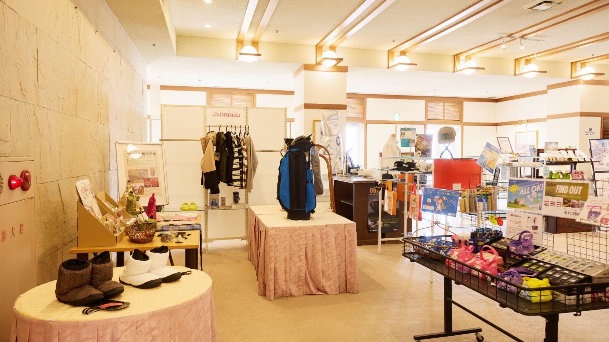 【売店】アパレルから小物まで、上質なアイテムが並ぶ店内。