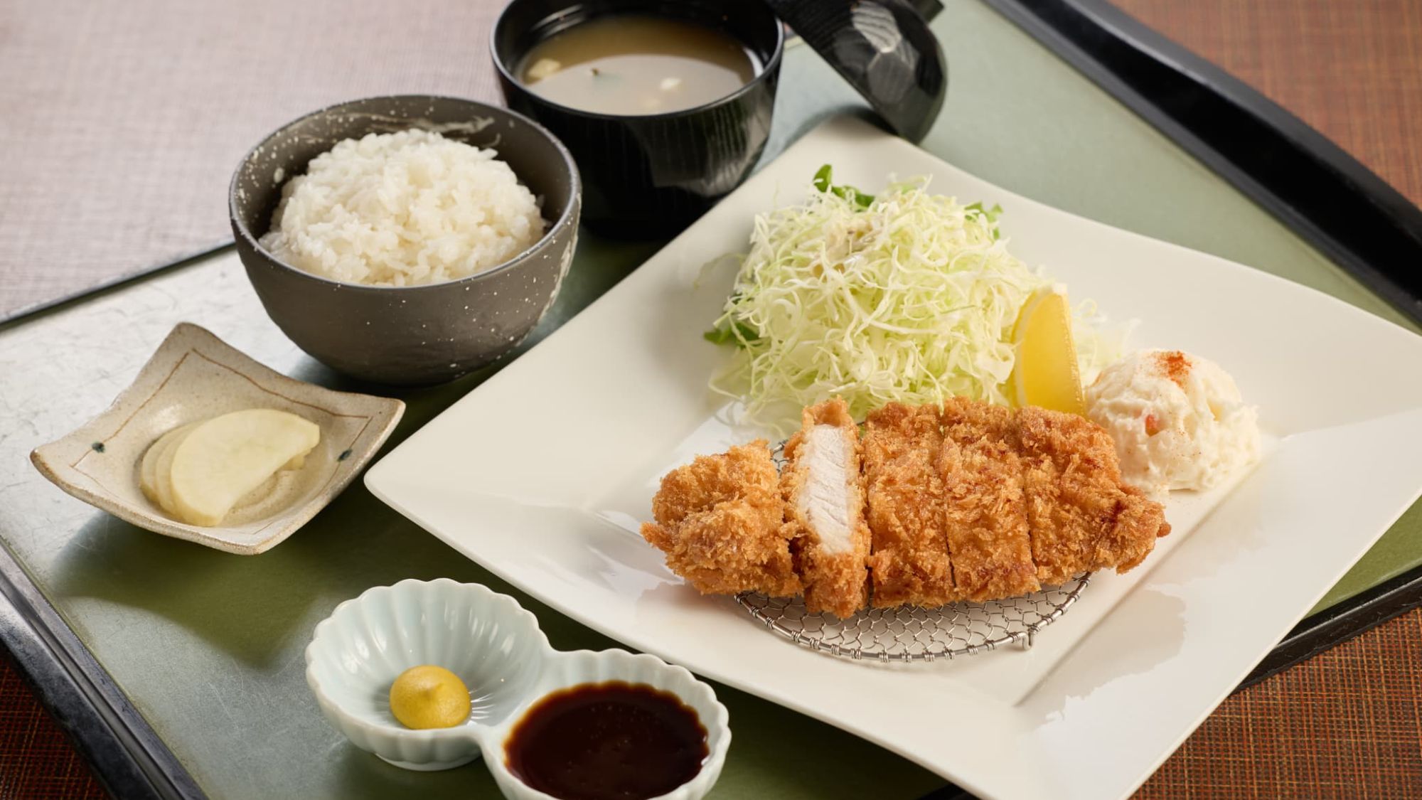 【ランチ｜熟成とんかつ】サクッと揚がった黄金色の衣。肉本来の甘みを引き出した逸品。