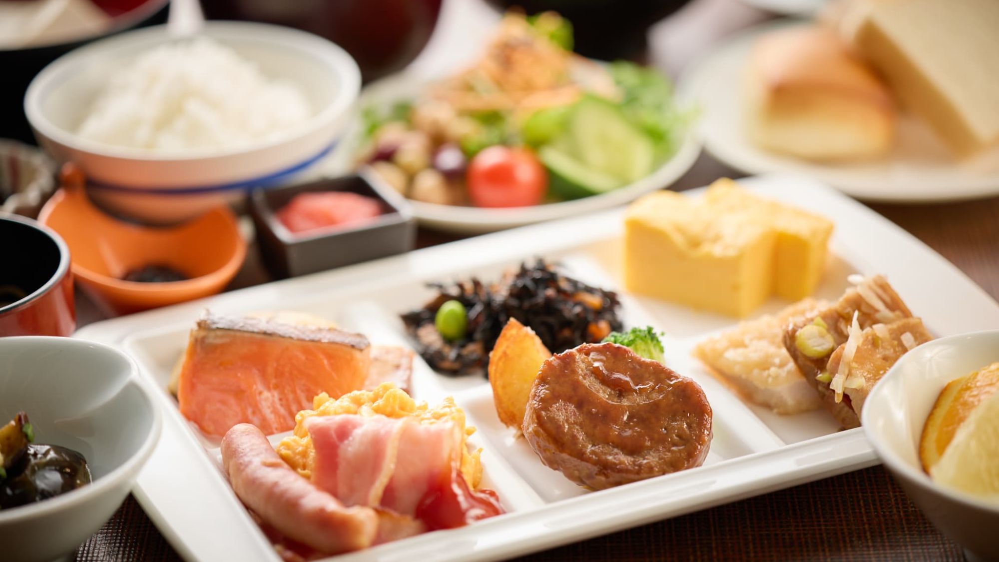 【朝食｜ホテル自慢の朝食】地元の味を詰め込んだ満足の一膳。心ゆくまでご堪能あれ。