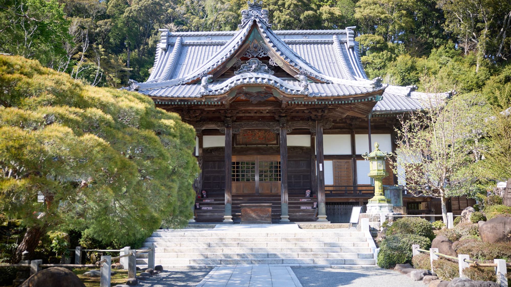 【周辺スポット｜修禅寺】本堂へと続く石畳。美しく手入れされた庭園が、参拝者を優しく迎え入れます。