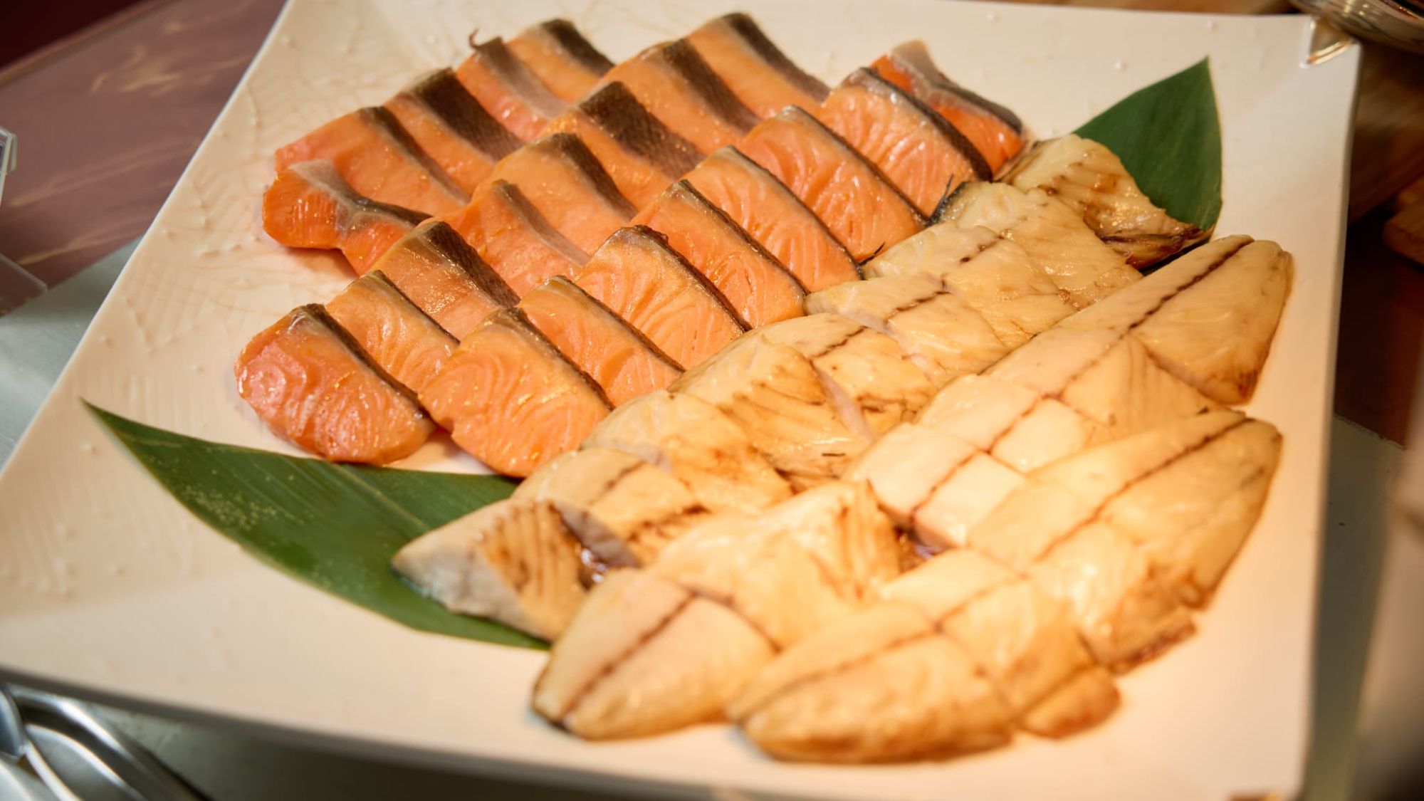 【朝食｜お魚料理】彩りよく並んだ焼き魚。健康的な一日を始めるための大切な一皿。