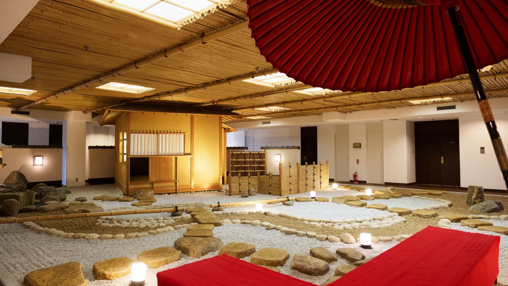 【館内｜園庭茶室】洗練された「和」のおもてなし。優雅な室内庭園が、旅の夜を穏やかに彩ります。