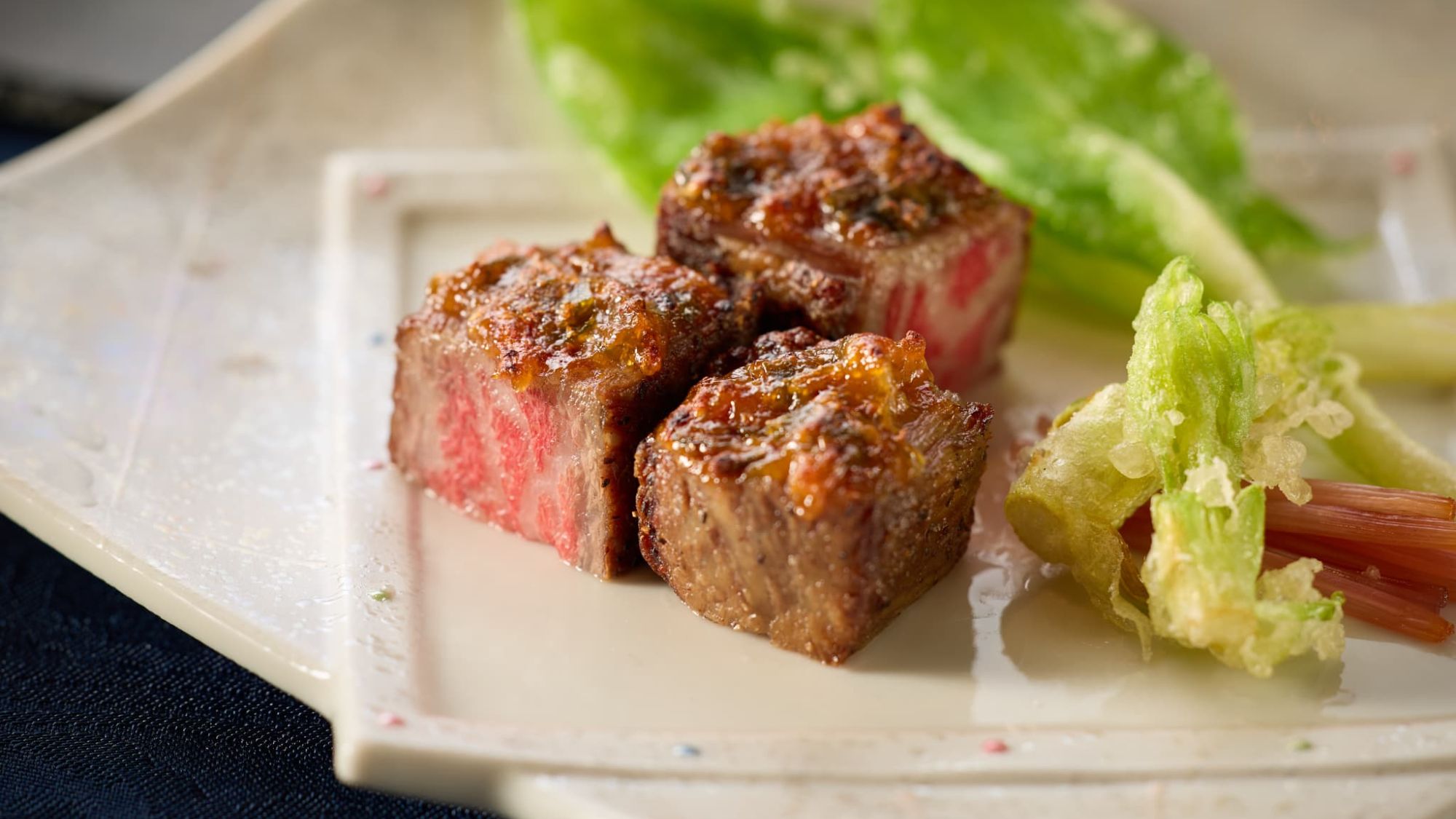 【夕食｜肉料理】ジューシーな旨みを閉じ込めた逸品。肉本来の甘みを堪能できる仕上がり。