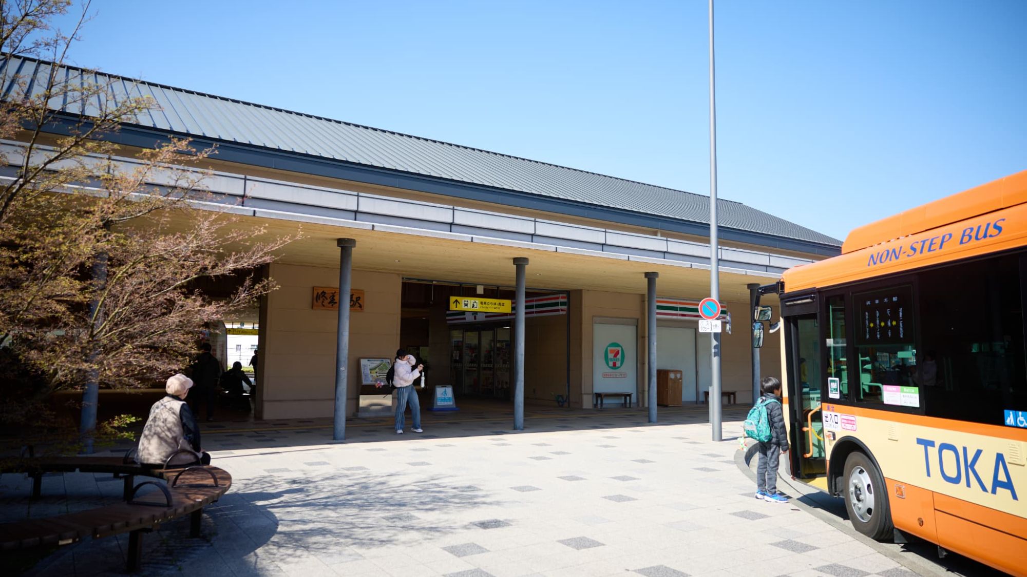 【周辺スポット｜修善寺駅】アクセス良好なバス・タクシー乗り場。周辺観光への移動もノンストレス。